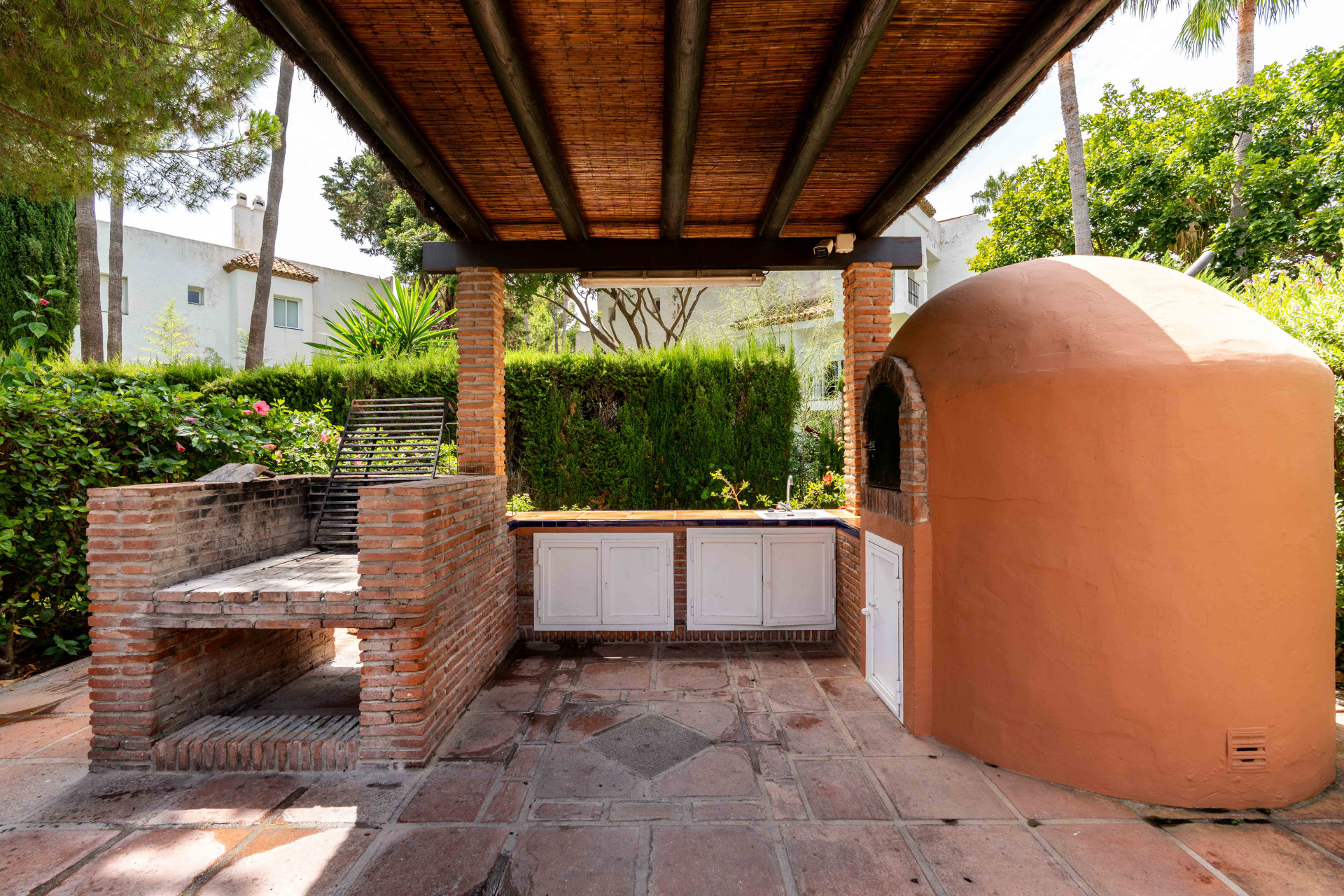 Elegant 3-bedroom first-floor apartment in prestigious Guadalmina Baja, just minutes from the beach. Spacious interiors, 55 m² terrace, stunning gardens, and lagoon-style pool in a secure community.