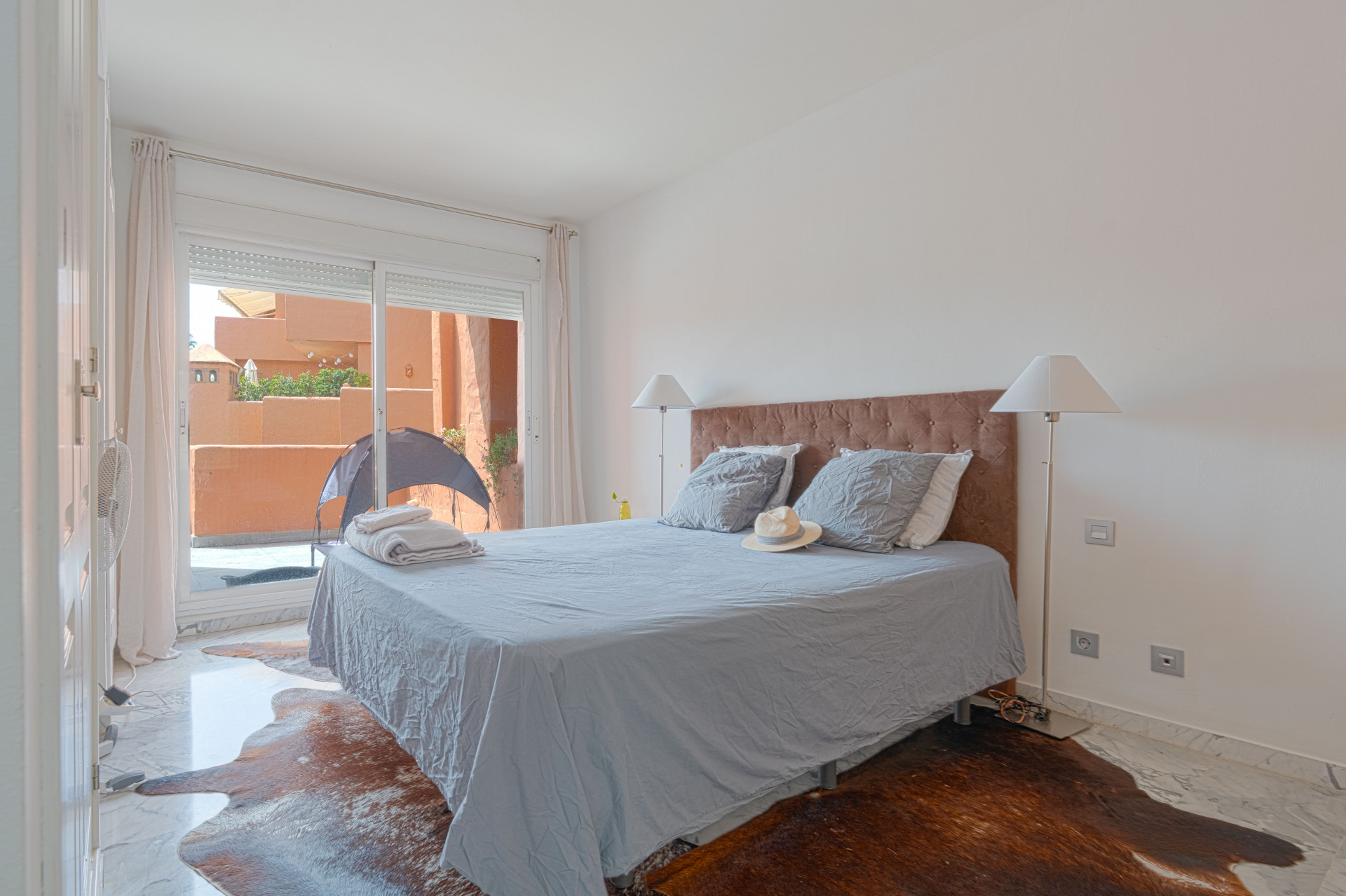 Elegant 3-bedroom first-floor apartment in prestigious Guadalmina Baja, just minutes from the beach. Spacious interiors, 55 m² terrace, stunning gardens, and lagoon-style pool in a secure community.