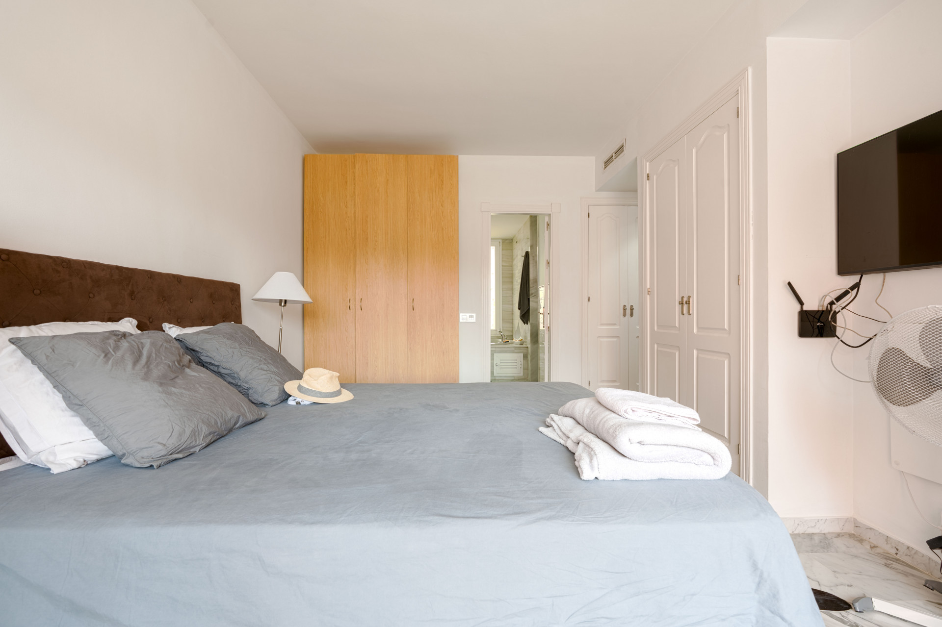 Elegant 3-bedroom first-floor apartment in prestigious Guadalmina Baja, just minutes from the beach. Spacious interiors, 55 m² terrace, stunning gardens, and lagoon-style pool in a secure community.