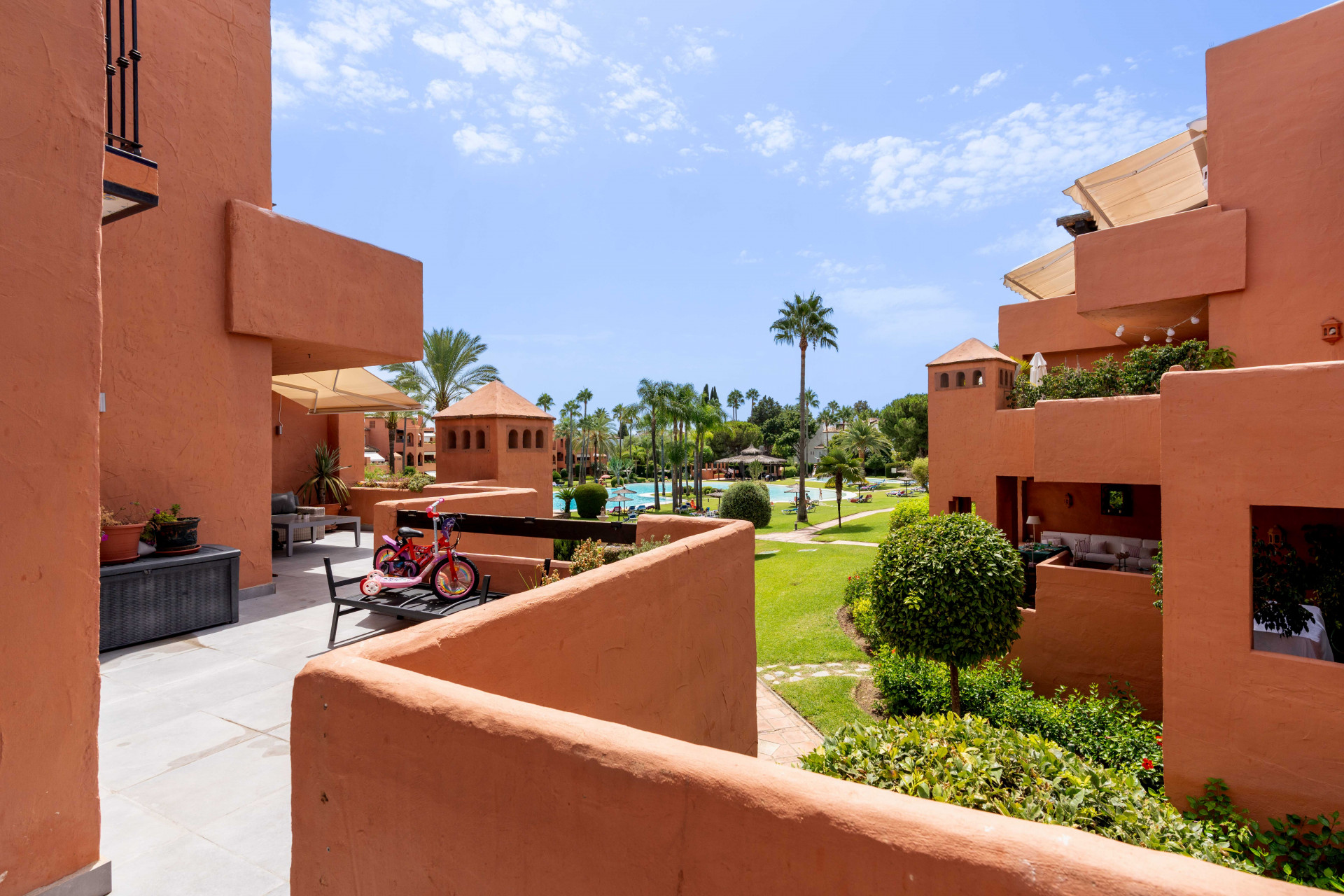 Elegant 3-bedroom first-floor apartment in prestigious Guadalmina Baja, just minutes from the beach. Spacious interiors, 55 m² terrace, stunning gardens, and lagoon-style pool in a secure community.