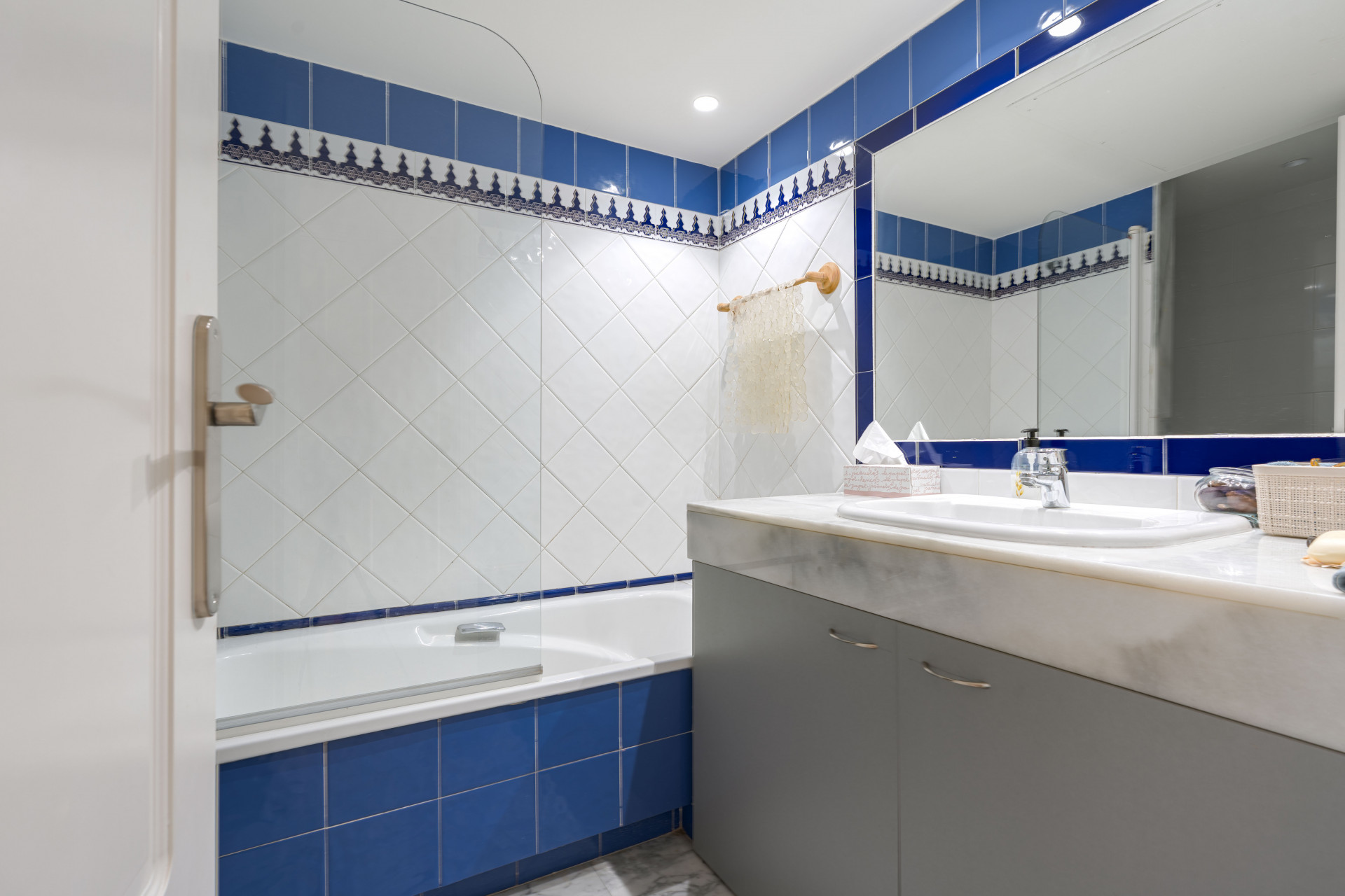 Elegant 3-bedroom first-floor apartment in prestigious Guadalmina Baja, just minutes from the beach. Spacious interiors, 55 m² terrace, stunning gardens, and lagoon-style pool in a secure community.