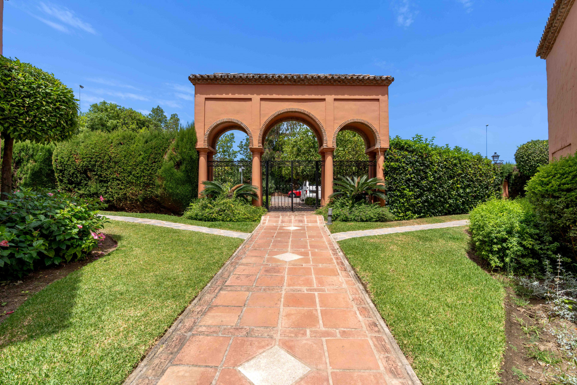 Elegant 3-bedroom first-floor apartment in prestigious Guadalmina Baja, just minutes from the beach. Spacious interiors, 55 m² terrace, stunning gardens, and lagoon-style pool in a secure community.