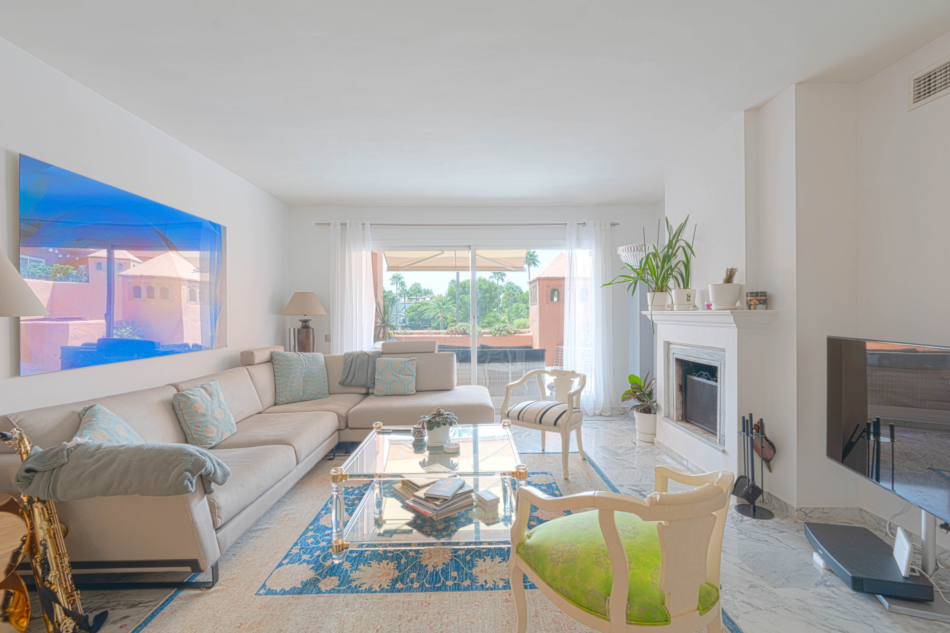 Elegant 3-bedroom first-floor apartment in prestigious Guadalmina Baja, just minutes from the beach. Spacious interiors, 55 m² terrace, stunning gardens, and lagoon-style pool in a secure community.