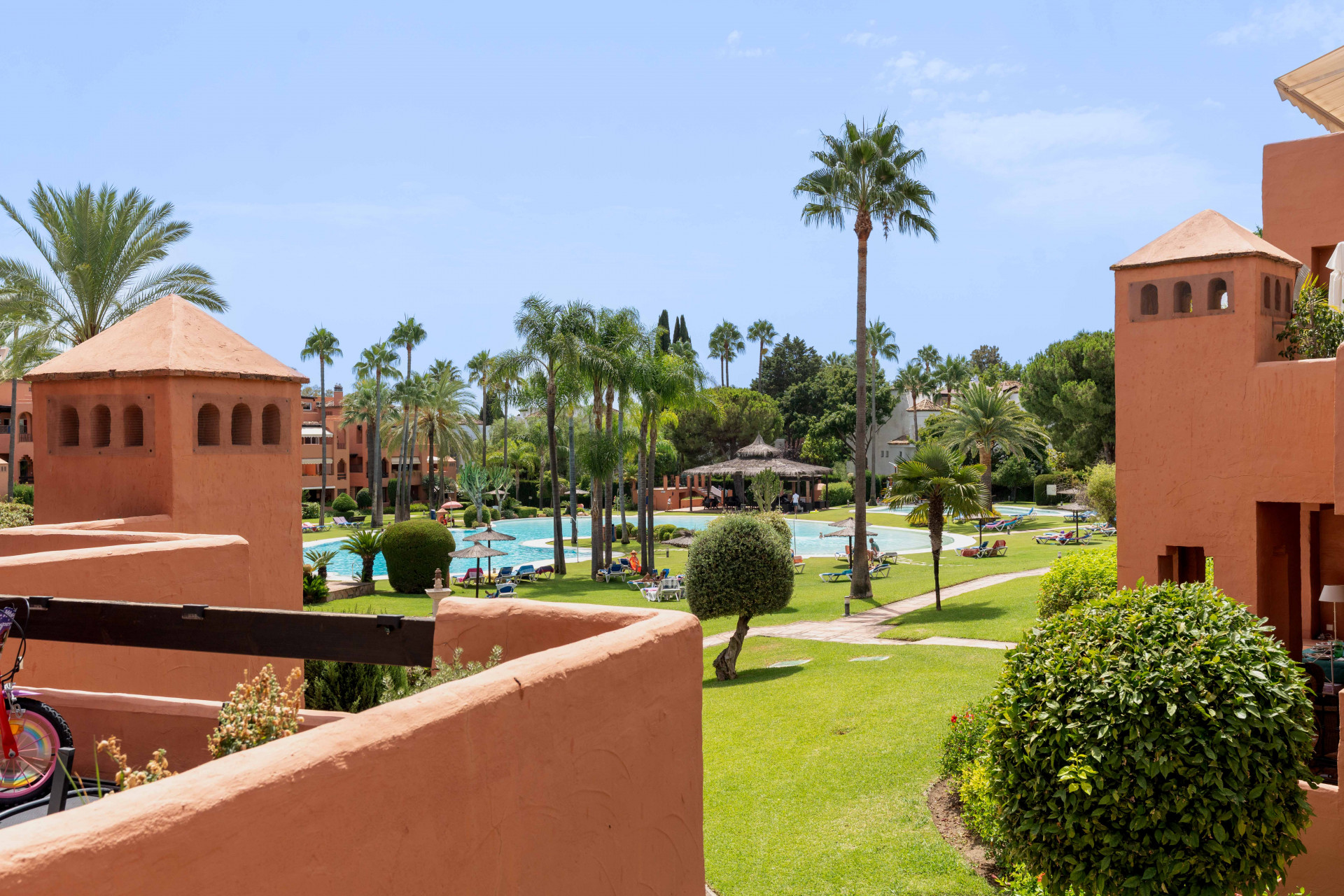 Elegant 3-bedroom first-floor apartment in prestigious Guadalmina Baja, just minutes from the beach. Spacious interiors, 55 m² terrace, stunning gardens, and lagoon-style pool in a secure community.
