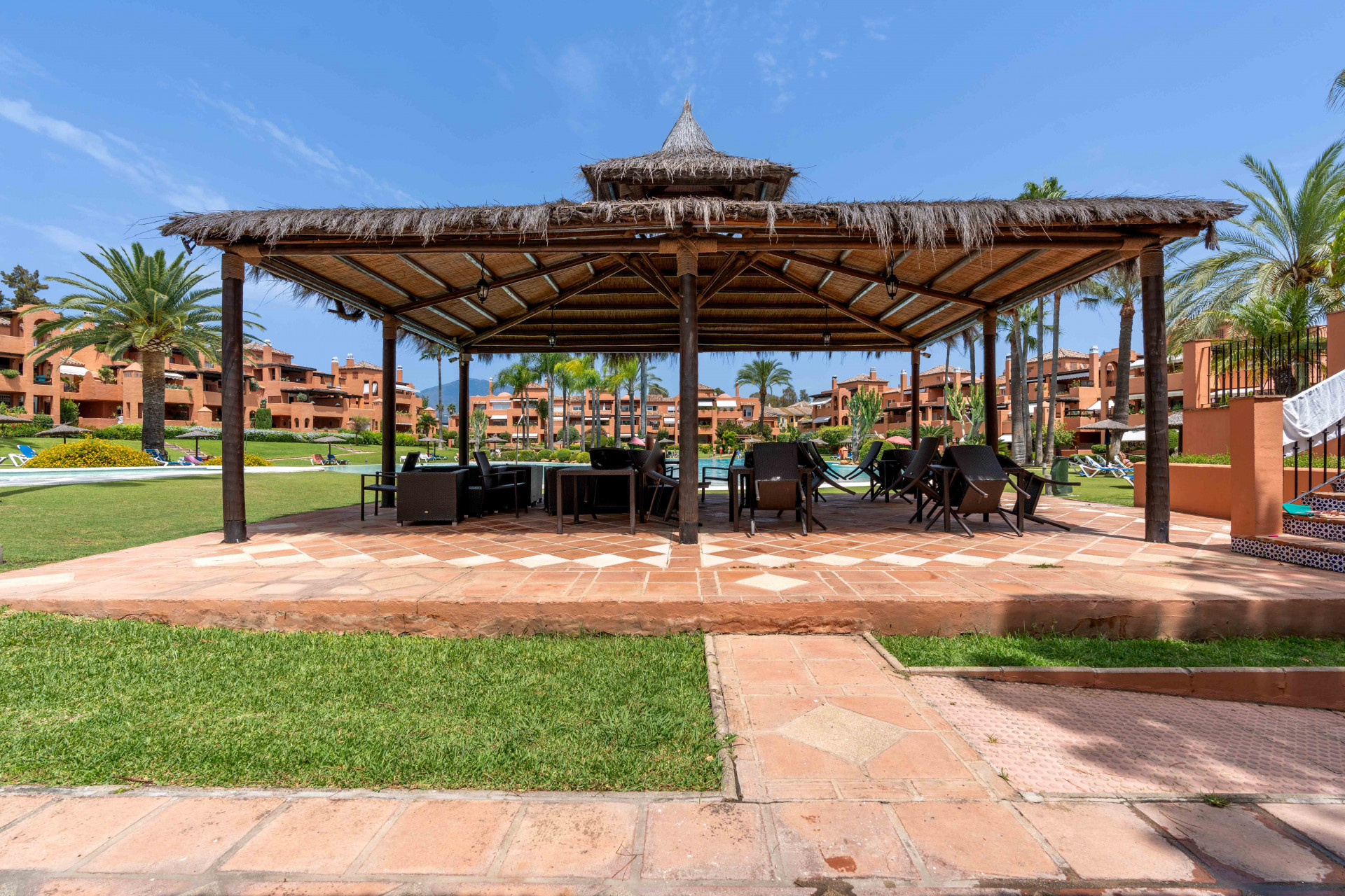 Elegant 3-bedroom first-floor apartment in prestigious Guadalmina Baja, just minutes from the beach. Spacious interiors, 55 m² terrace, stunning gardens, and lagoon-style pool in a secure community.