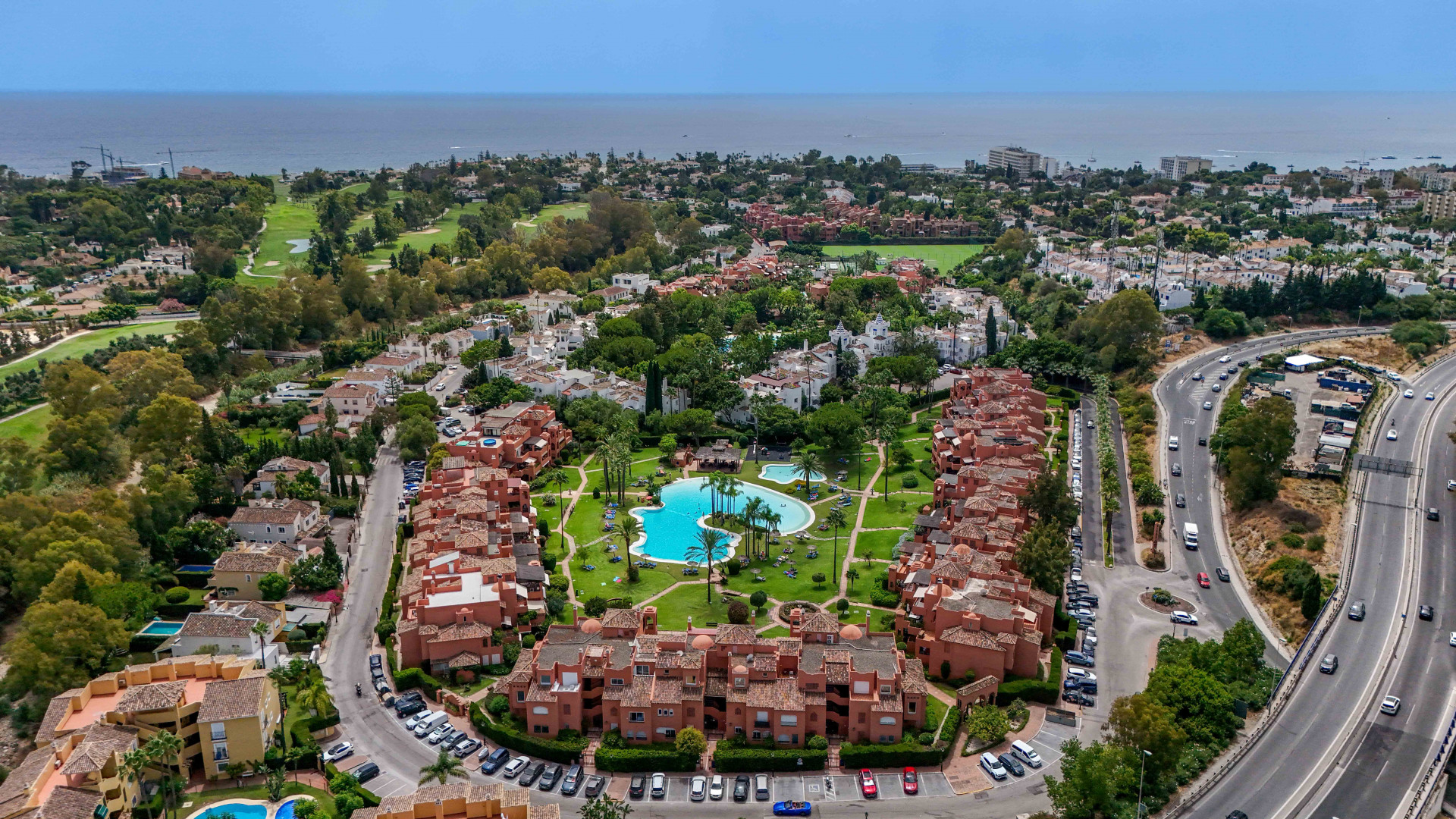 Elegant 3-bedroom first-floor apartment in prestigious Guadalmina Baja, just minutes from the beach. Spacious interiors, 55 m² terrace, stunning gardens, and lagoon-style pool in a secure community.