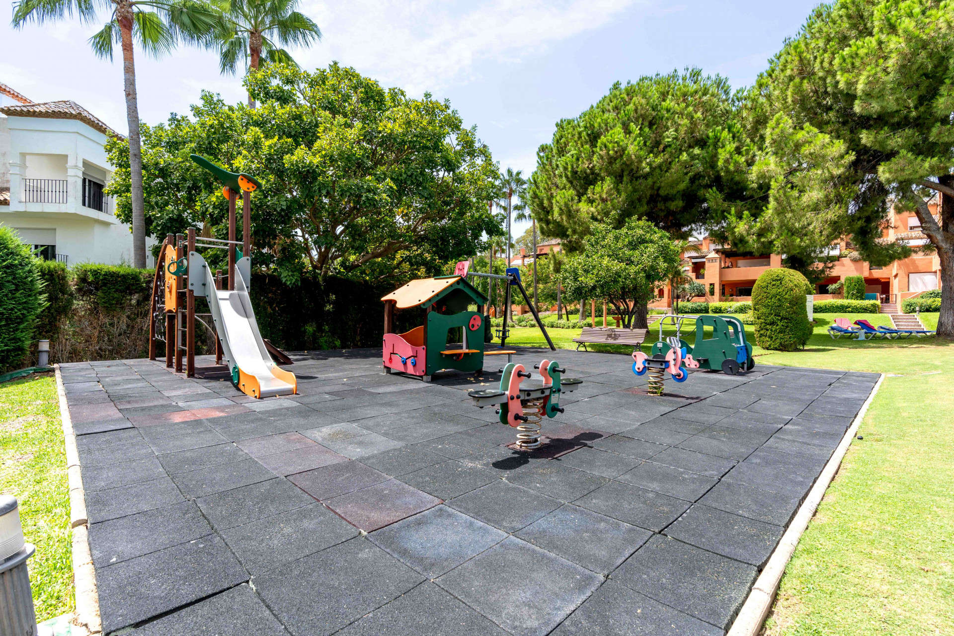 Elegant 3-bedroom first-floor apartment in prestigious Guadalmina Baja, just minutes from the beach. Spacious interiors, 55 m² terrace, stunning gardens, and lagoon-style pool in a secure community.