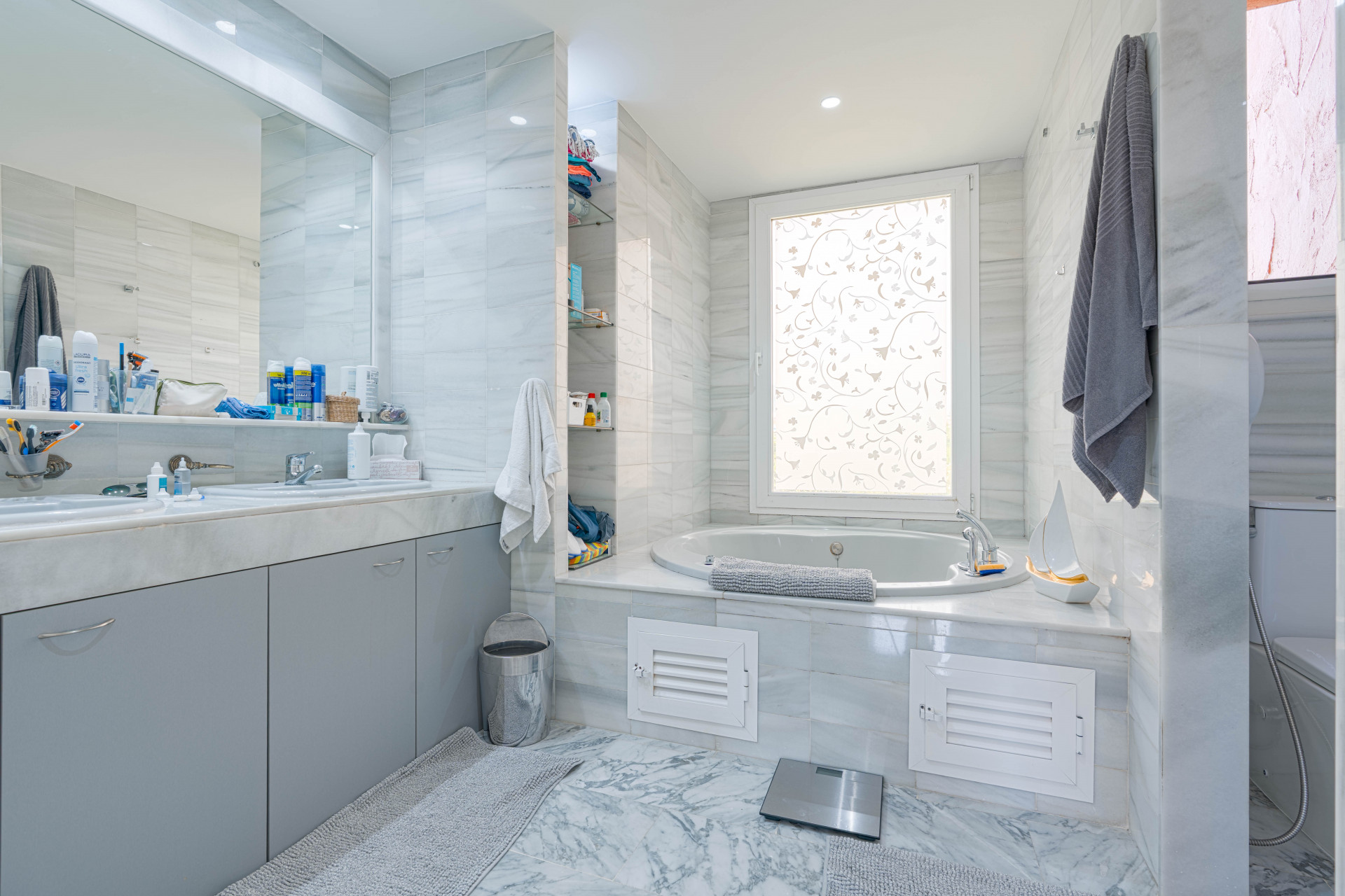 Elegant 3-bedroom first-floor apartment in prestigious Guadalmina Baja, just minutes from the beach. Spacious interiors, 55 m² terrace, stunning gardens, and lagoon-style pool in a secure community.