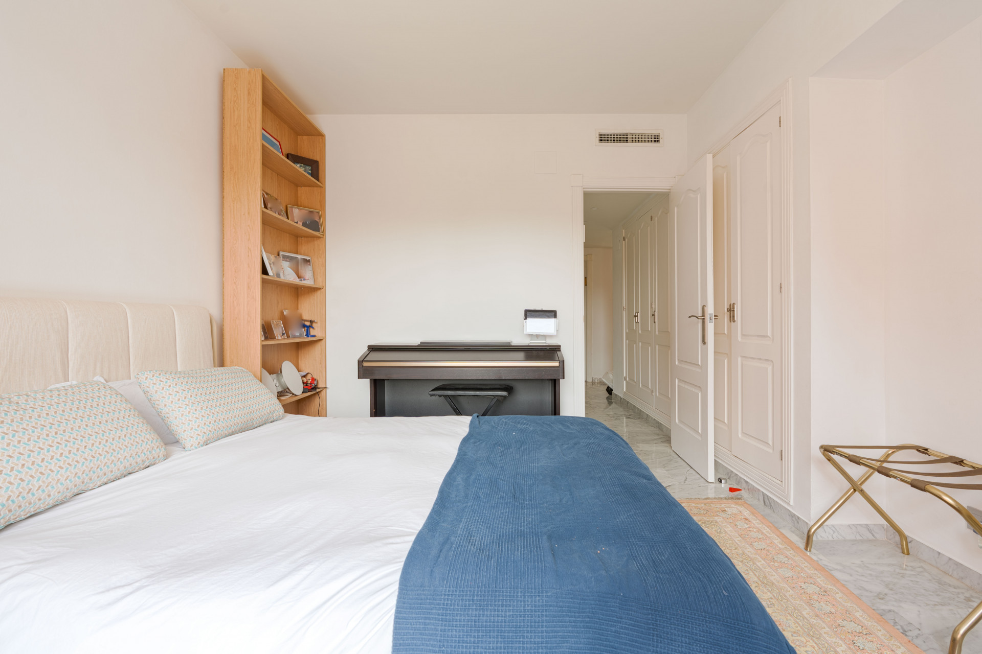 Elegant 3-bedroom first-floor apartment in prestigious Guadalmina Baja, just minutes from the beach. Spacious interiors, 55 m² terrace, stunning gardens, and lagoon-style pool in a secure community.