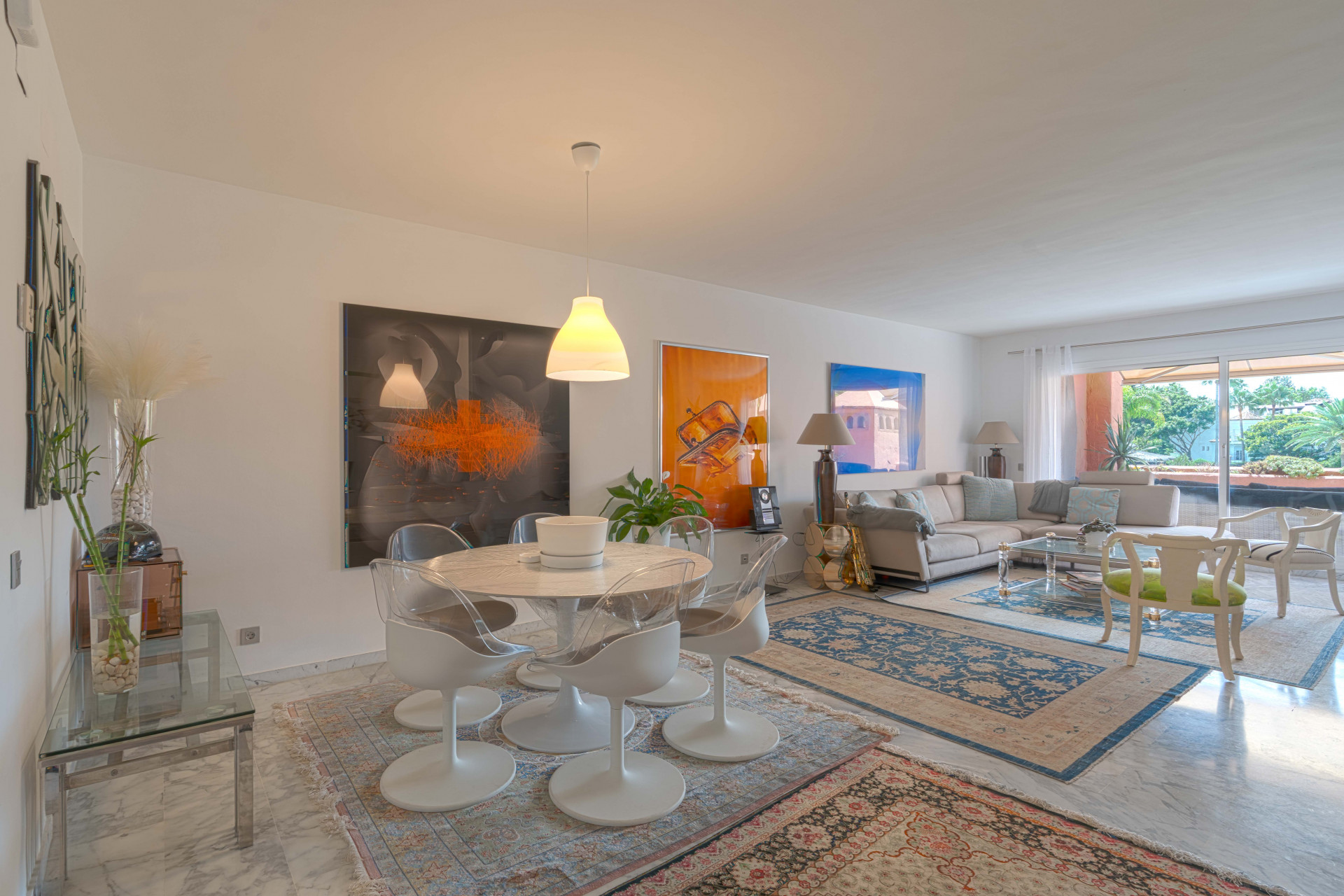 Elegant 3-bedroom first-floor apartment in prestigious Guadalmina Baja, just minutes from the beach. Spacious interiors, 55 m² terrace, stunning gardens, and lagoon-style pool in a secure community.