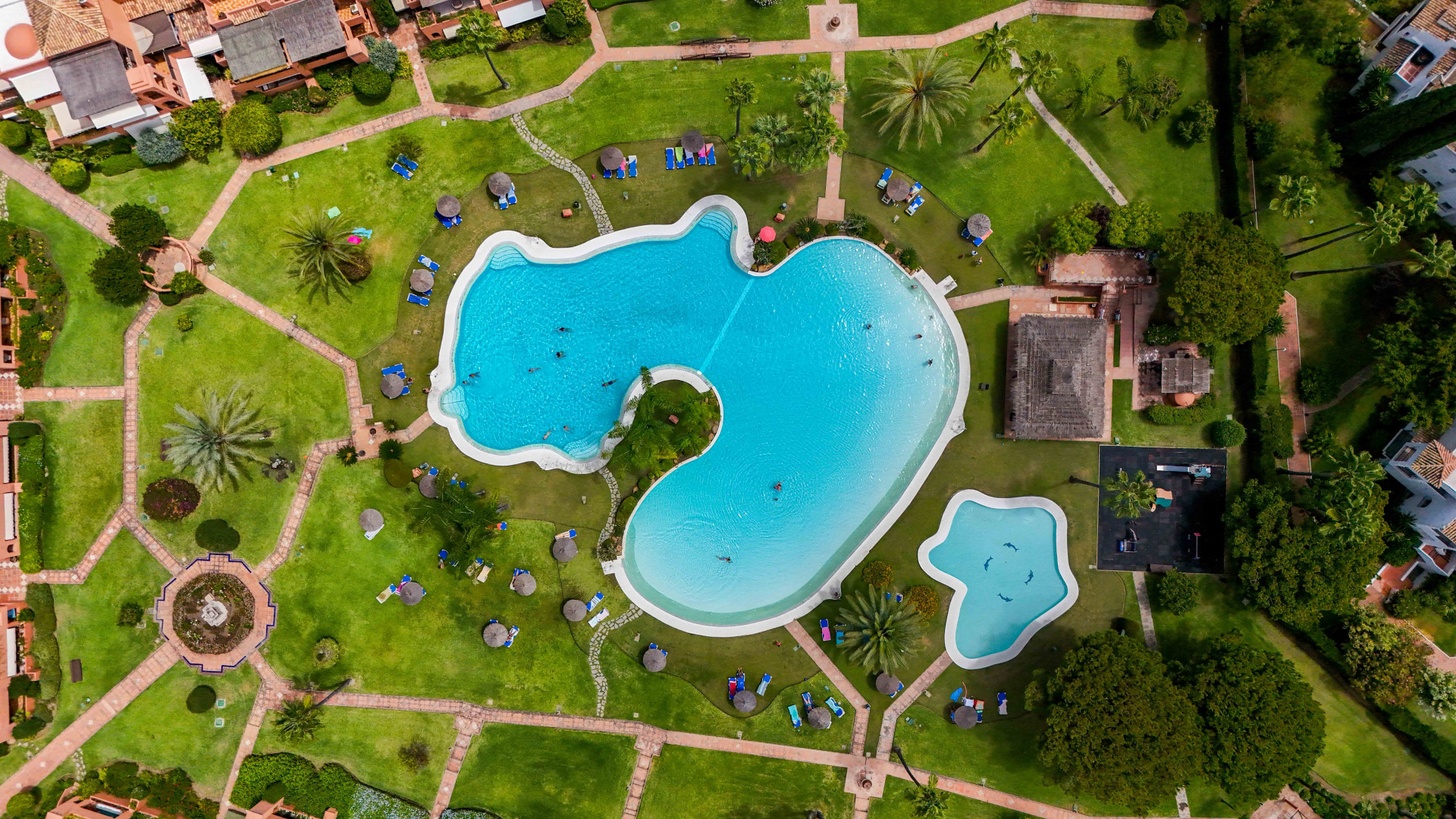 Elegant 3-bedroom first-floor apartment in prestigious Guadalmina Baja, just minutes from the beach. Spacious interiors, 55 m² terrace, stunning gardens, and lagoon-style pool in a secure community.