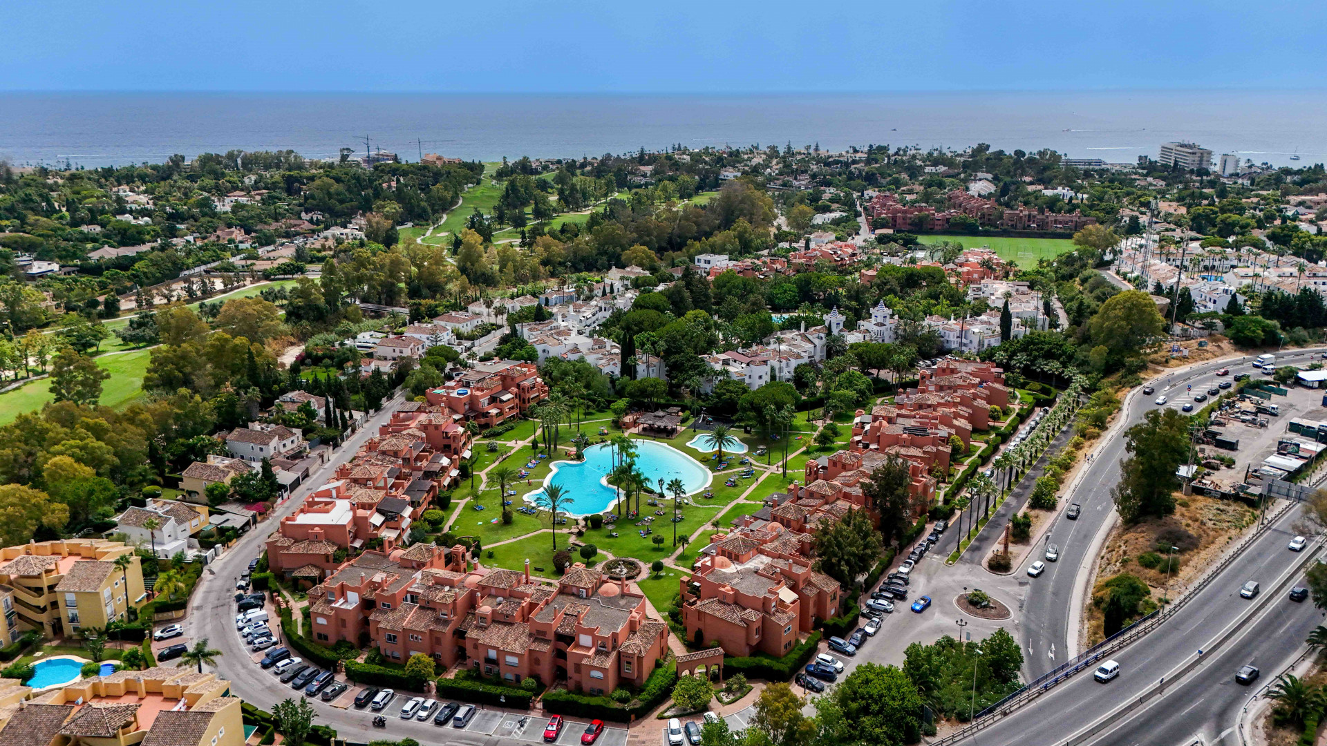 Elegant 3-bedroom first-floor apartment in prestigious Guadalmina Baja, just minutes from the beach. Spacious interiors, 55 m² terrace, stunning gardens, and lagoon-style pool in a secure community.