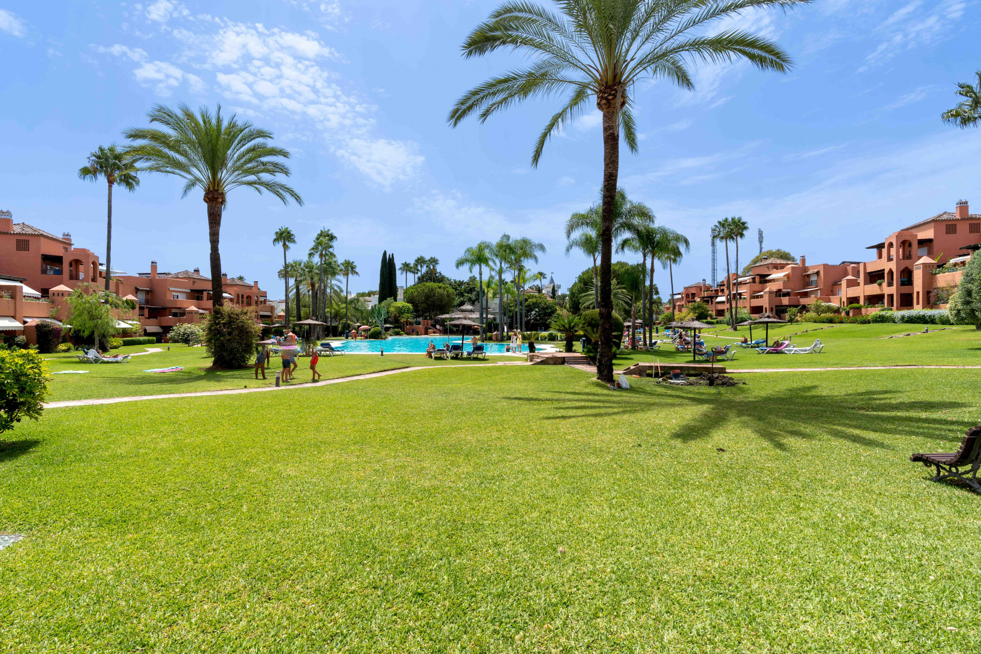 Elegant 3-bedroom first-floor apartment in prestigious Guadalmina Baja, just minutes from the beach. Spacious interiors, 55 m² terrace, stunning gardens, and lagoon-style pool in a secure community.