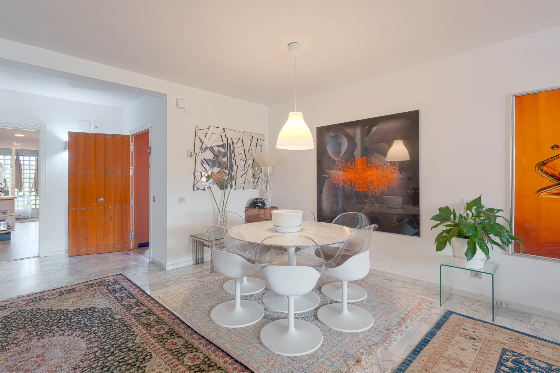 Elegant 3-bedroom first-floor apartment in prestigious Guadalmina Baja, just minutes from the beach. Spacious interiors, 55 m² terrace, stunning gardens, and lagoon-style pool in a secure community.