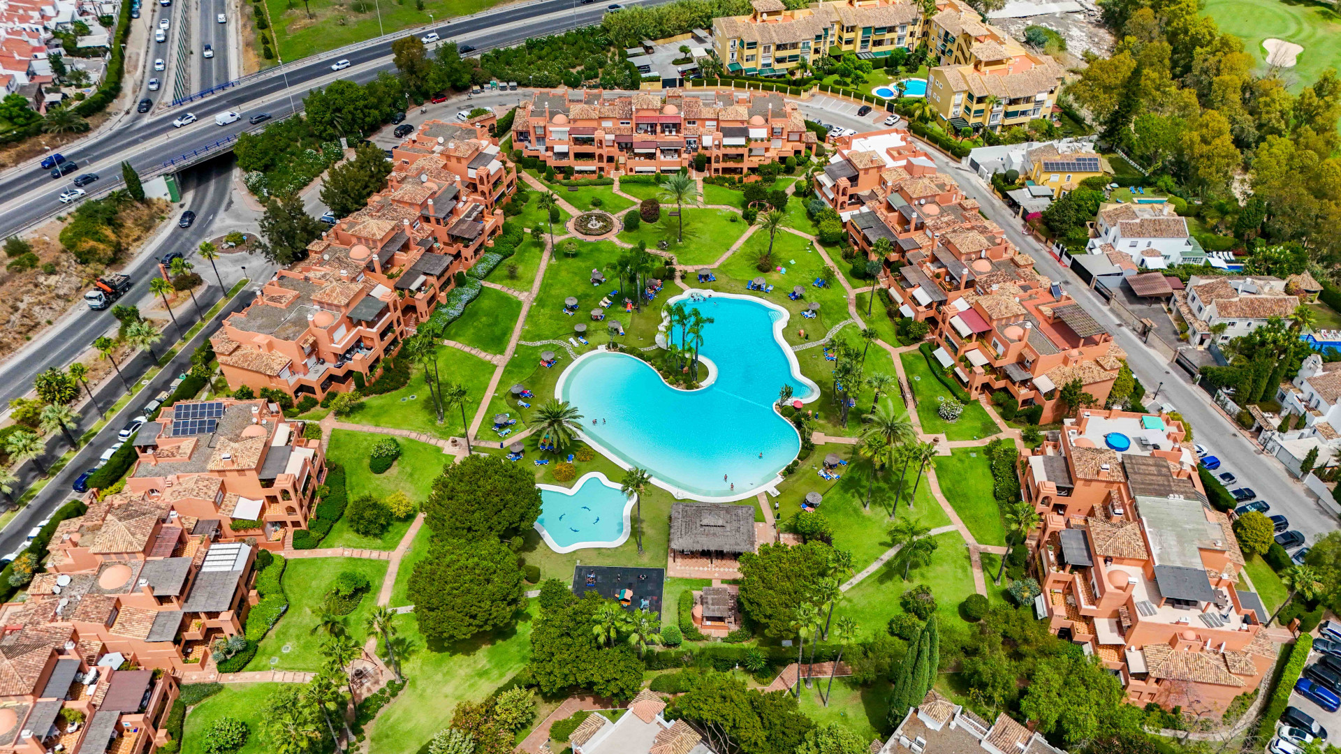 Elegant 3-bedroom first-floor apartment in prestigious Guadalmina Baja, just minutes from the beach. Spacious interiors, 55 m² terrace, stunning gardens, and lagoon-style pool in a secure community.