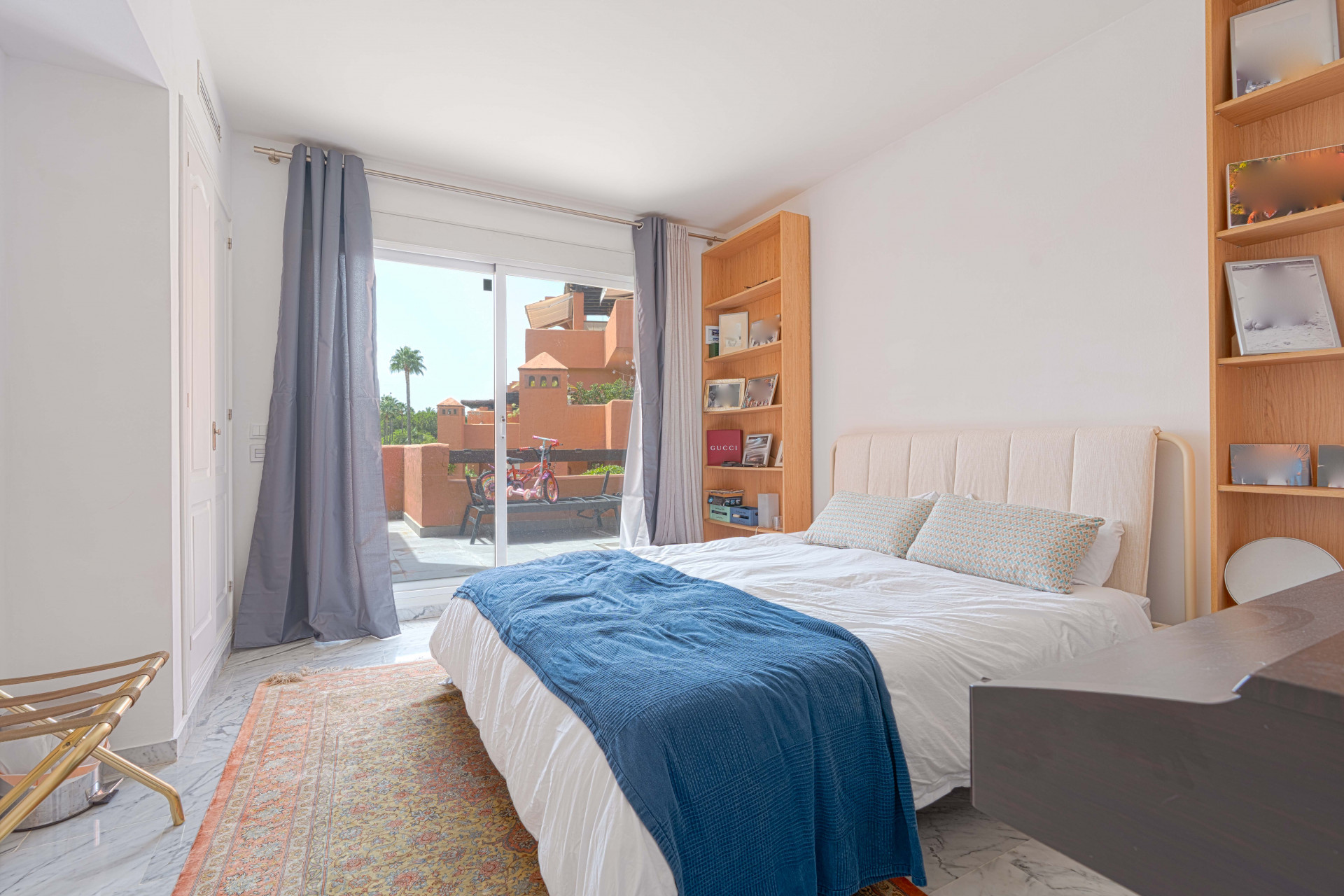 Elegant 3-bedroom first-floor apartment in prestigious Guadalmina Baja, just minutes from the beach. Spacious interiors, 55 m² terrace, stunning gardens, and lagoon-style pool in a secure community.