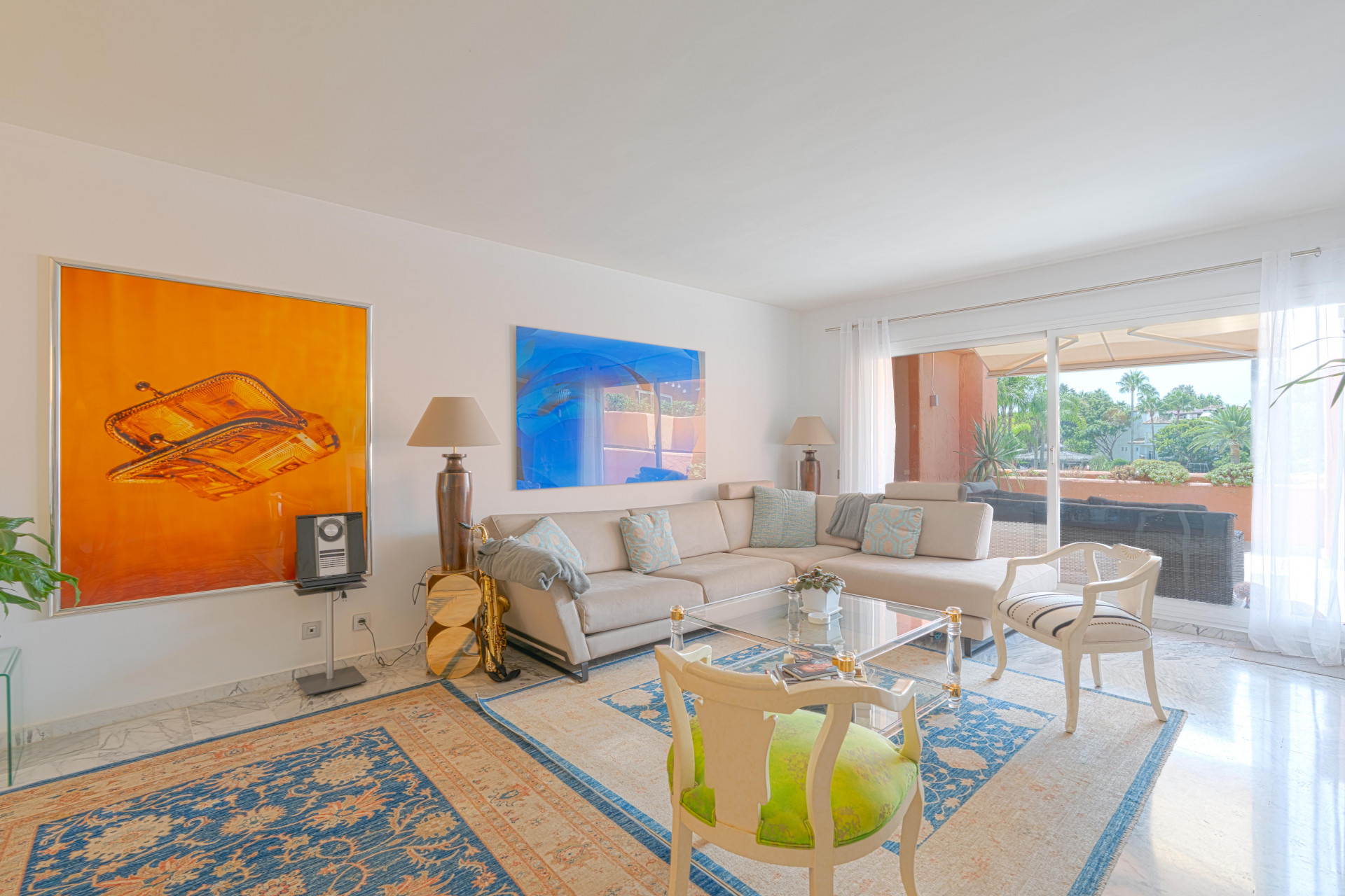 Elegant 3-bedroom first-floor apartment in prestigious Guadalmina Baja, just minutes from the beach. Spacious interiors, 55 m² terrace, stunning gardens, and lagoon-style pool in a secure community.