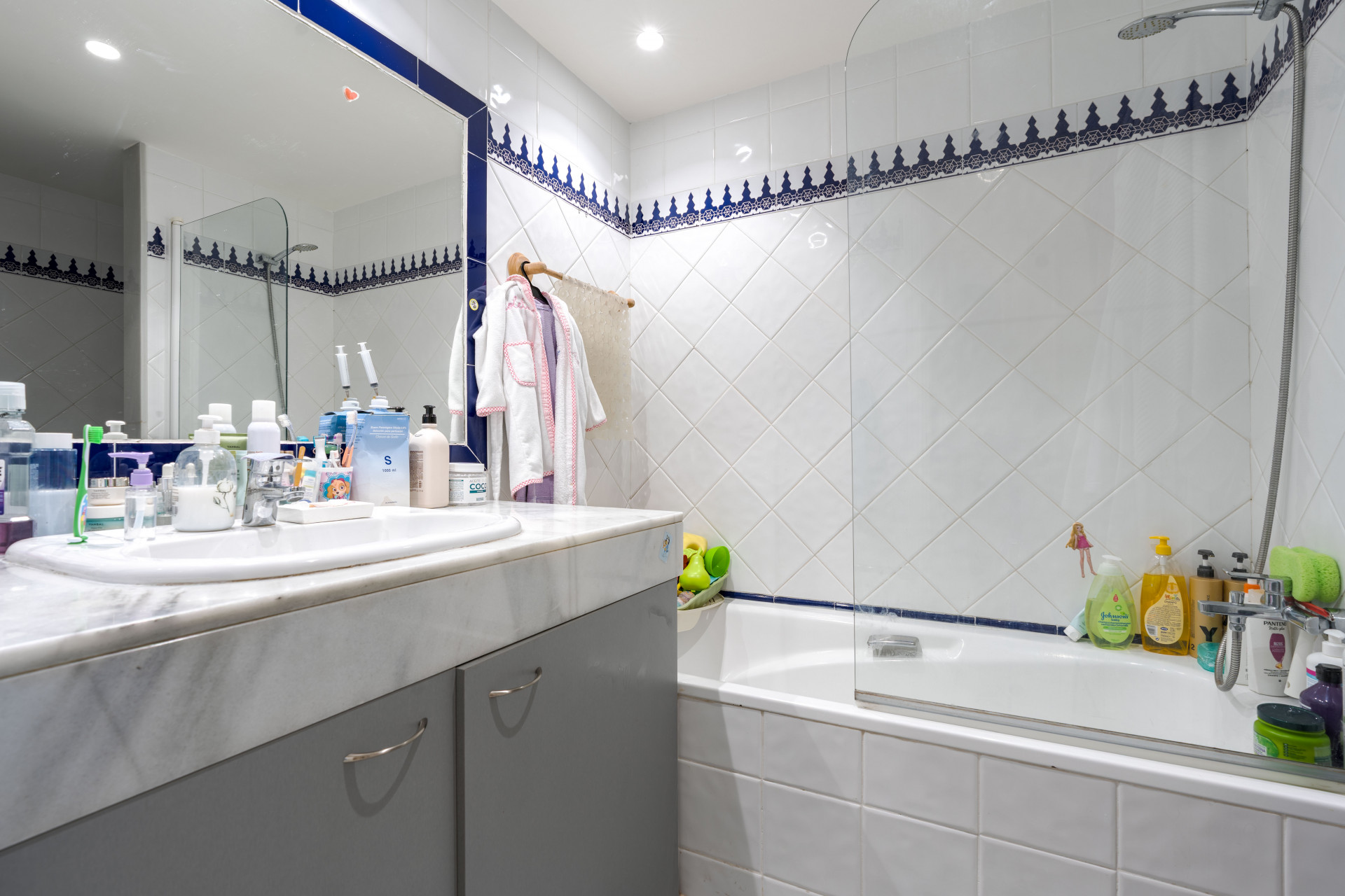 Elegant 3-bedroom first-floor apartment in prestigious Guadalmina Baja, just minutes from the beach. Spacious interiors, 55 m² terrace, stunning gardens, and lagoon-style pool in a secure community.