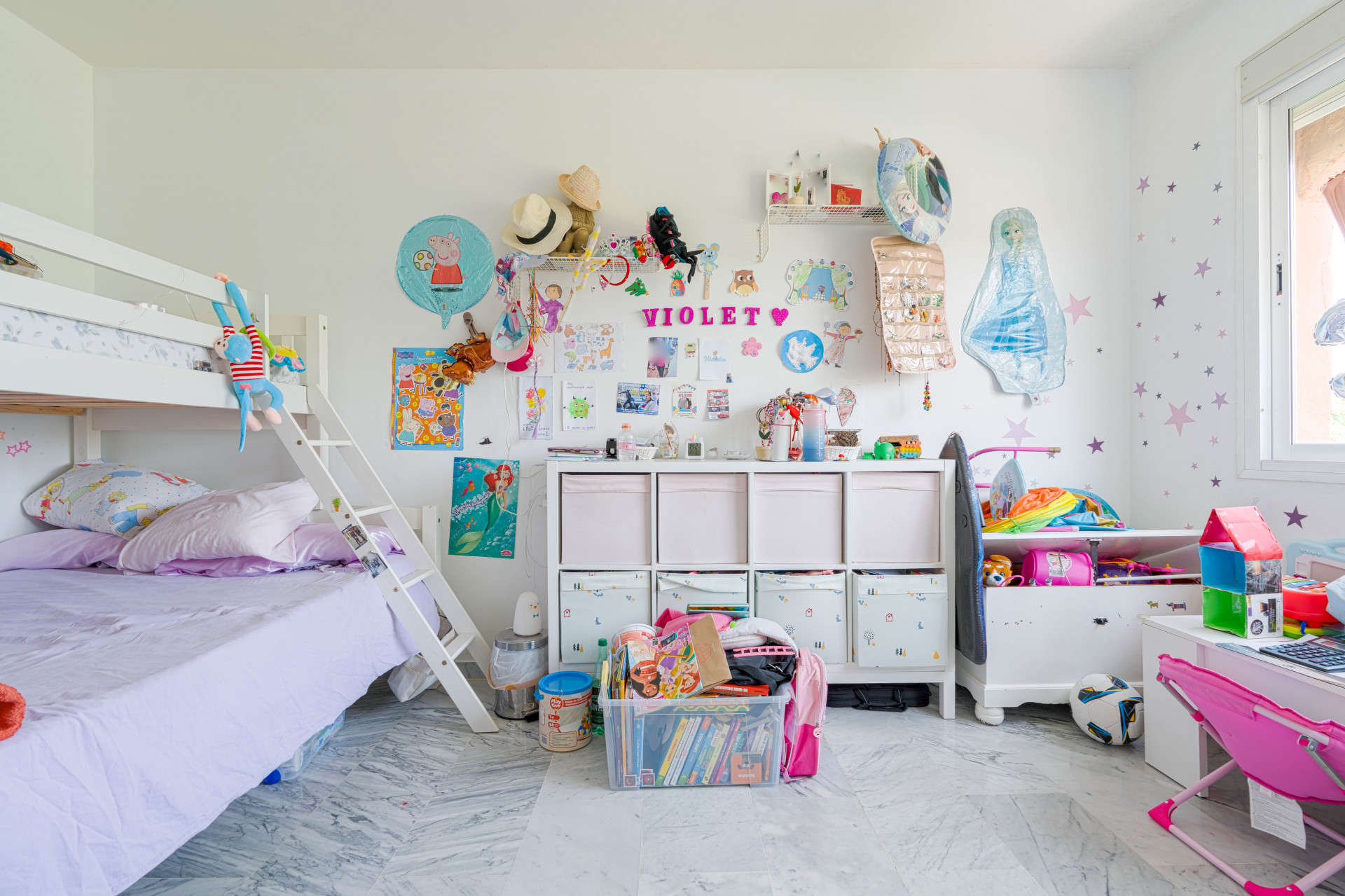 Elegant 3-bedroom first-floor apartment in prestigious Guadalmina Baja, just minutes from the beach. Spacious interiors, 55 m² terrace, stunning gardens, and lagoon-style pool in a secure community.