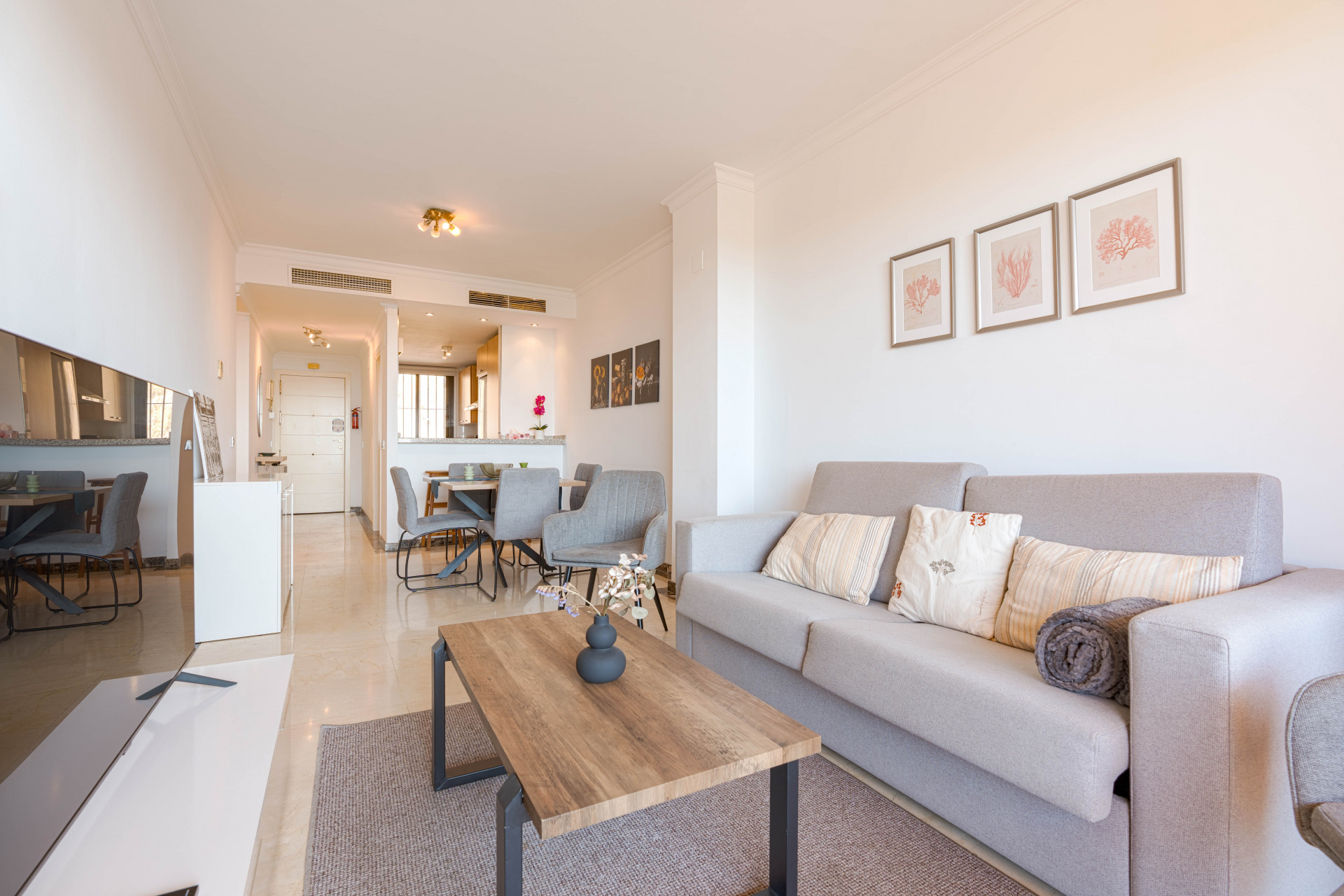Stylish 2-bedroom, 2-bathroom apartment in the sought-after Calanova Sea Golf complex in La Cala de Mijas. It features a bright living room with access to a 22 m² terrace, fully equipped kitchen, modern furniture, underground parking