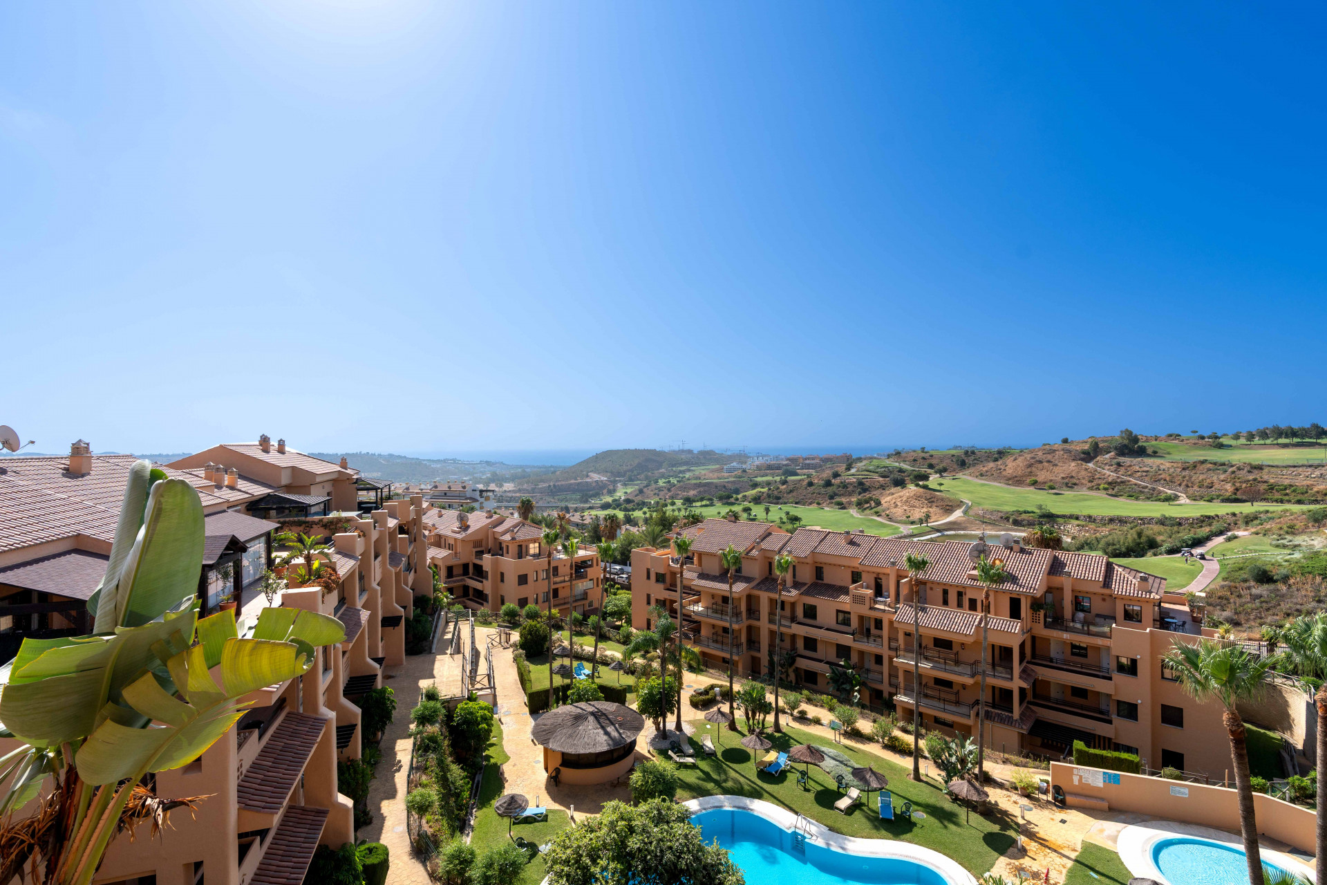 Stylish 2-bedroom, 2-bathroom apartment in the sought-after Calanova Sea Golf complex in La Cala de Mijas. It features a bright living room with access to a 22 m² terrace, fully equipped kitchen, modern furniture, underground parking