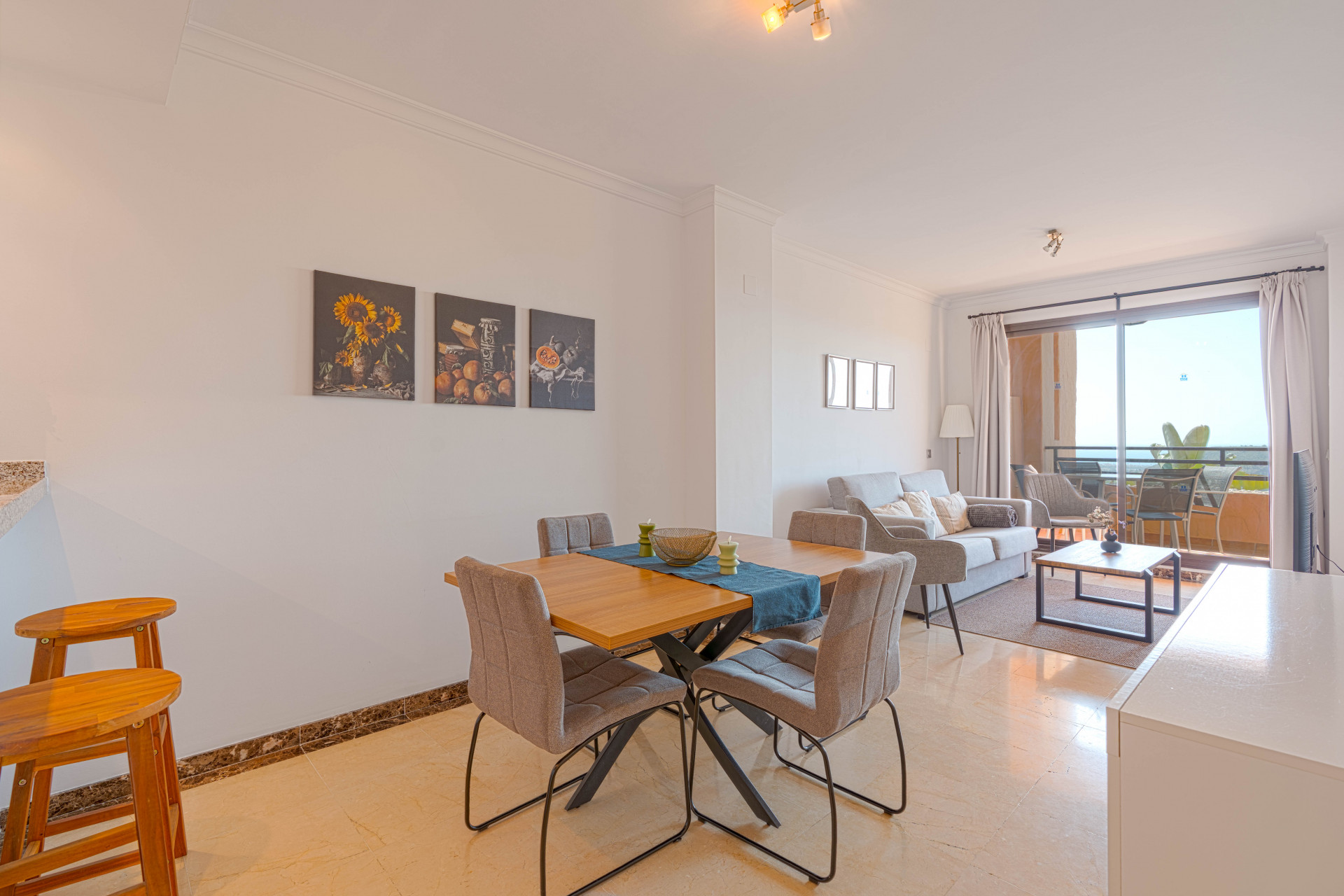 Stylish 2-bedroom, 2-bathroom apartment in the sought-after Calanova Sea Golf complex in La Cala de Mijas. It features a bright living room with access to a 22 m² terrace, fully equipped kitchen, modern furniture, underground parking
