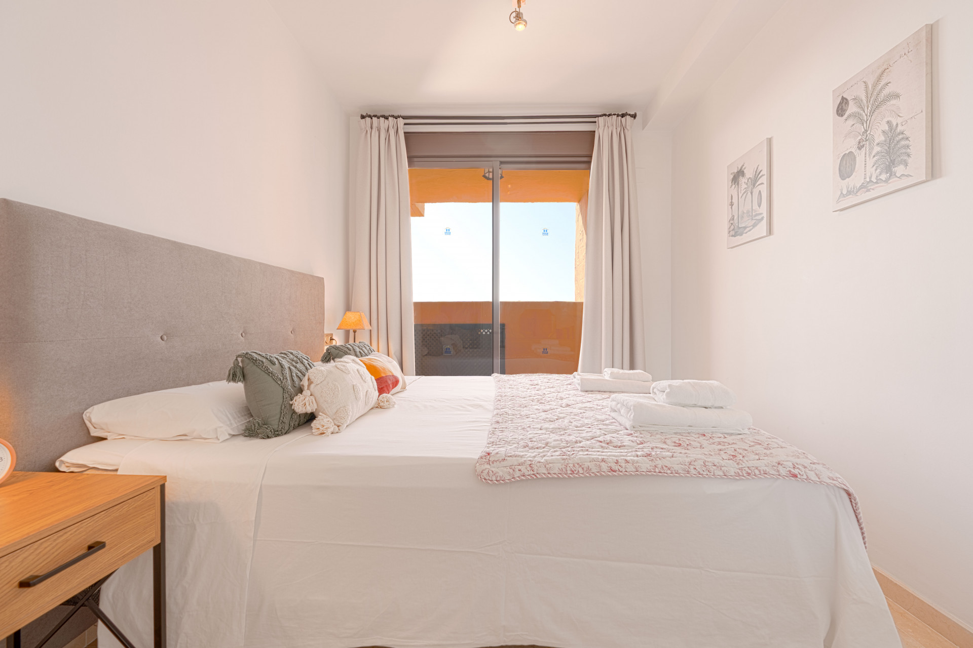 Stylish 2-bedroom, 2-bathroom apartment in the sought-after Calanova Sea Golf complex in La Cala de Mijas. It features a bright living room with access to a 22 m² terrace, fully equipped kitchen, modern furniture, underground parking