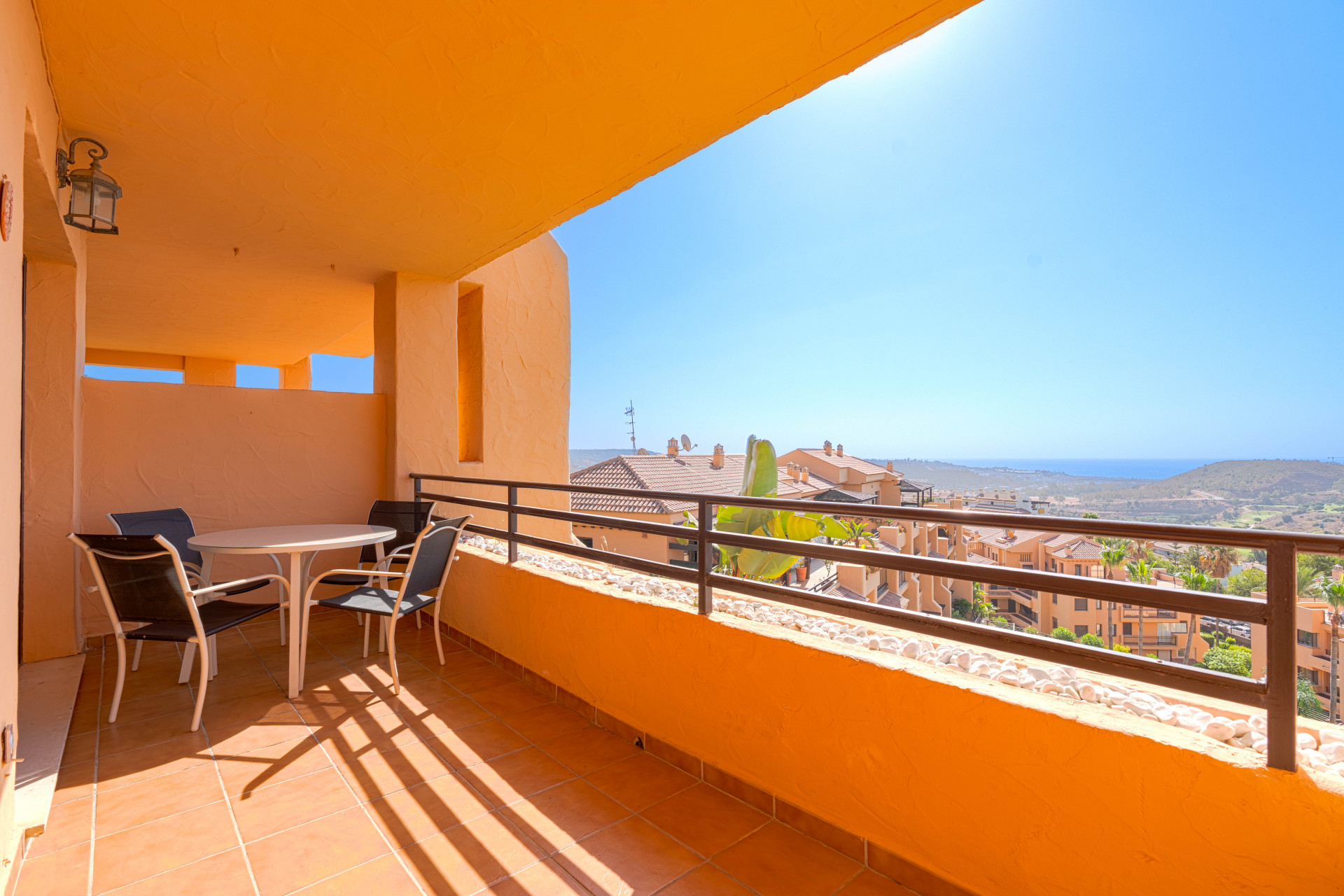 Stylish 2-bedroom, 2-bathroom apartment in the sought-after Calanova Sea Golf complex in La Cala de Mijas. It features a bright living room with access to a 22 m² terrace, fully equipped kitchen, modern furniture, underground parking
