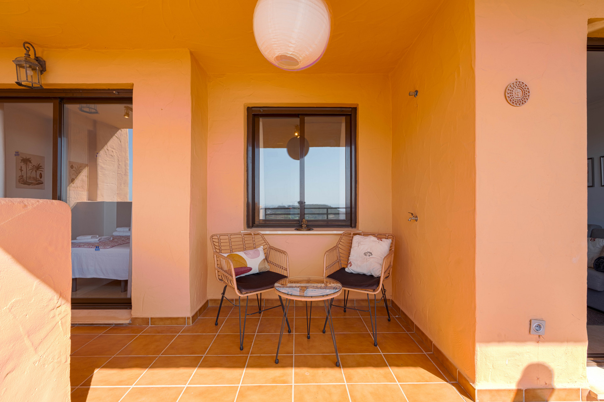 Stylish 2-bedroom, 2-bathroom apartment in the sought-after Calanova Sea Golf complex in La Cala de Mijas. It features a bright living room with access to a 22 m² terrace, fully equipped kitchen, modern furniture, underground parking