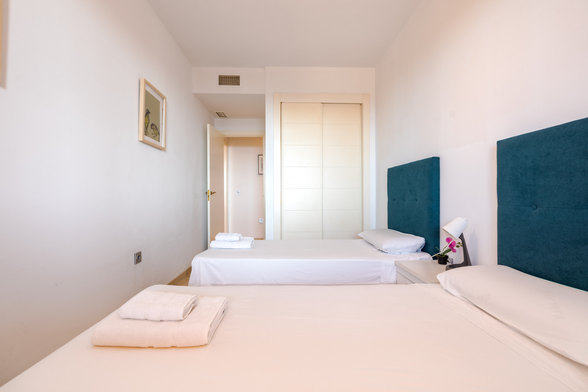 Stylish 2-bedroom, 2-bathroom apartment in the sought-after Calanova Sea Golf complex in La Cala de Mijas. It features a bright living room with access to a 22 m² terrace, fully equipped kitchen, modern furniture, underground parking