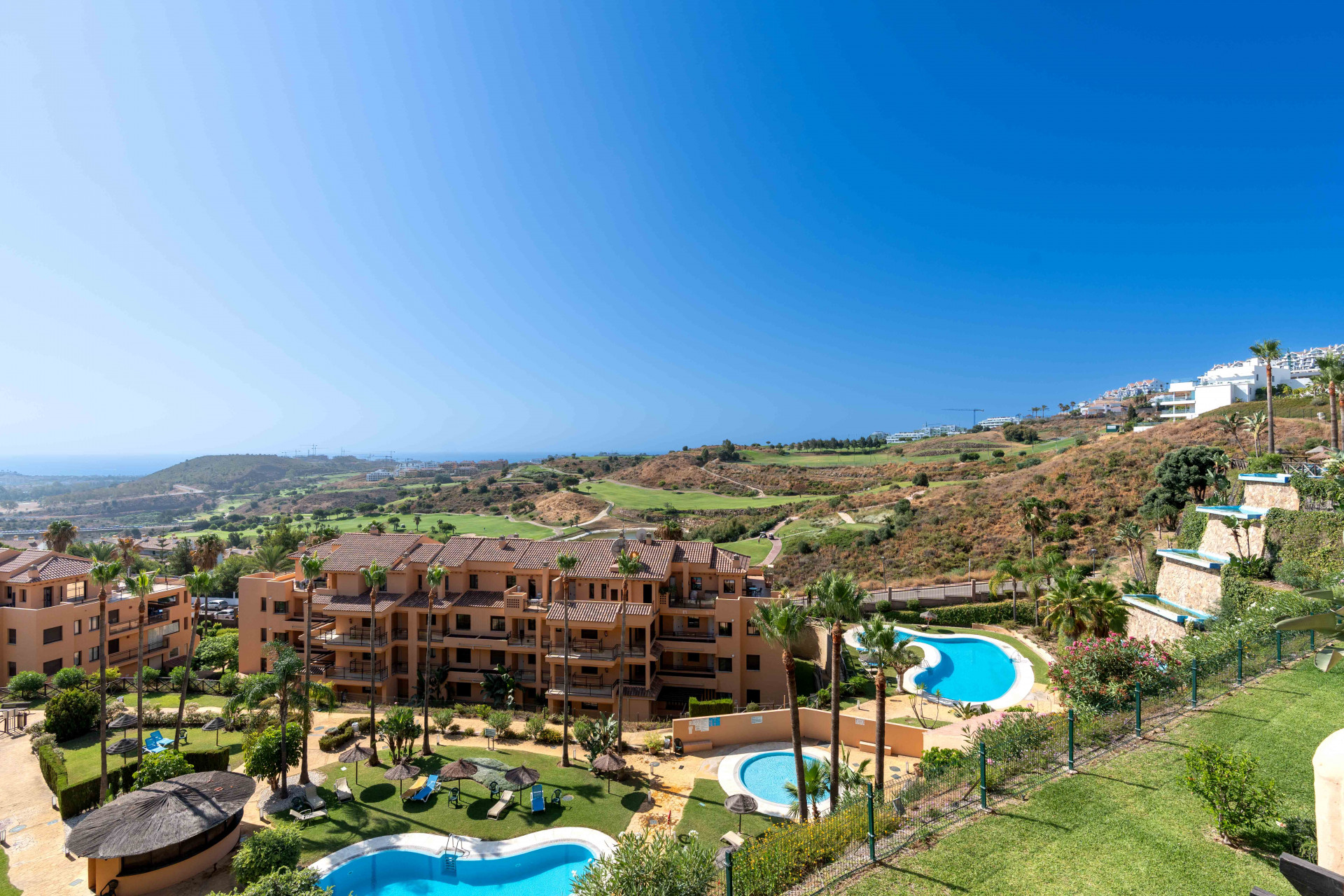 Stylish 2-bedroom, 2-bathroom apartment in the sought-after Calanova Sea Golf complex in La Cala de Mijas. It features a bright living room with access to a 22 m² terrace, fully equipped kitchen, modern furniture, underground parking