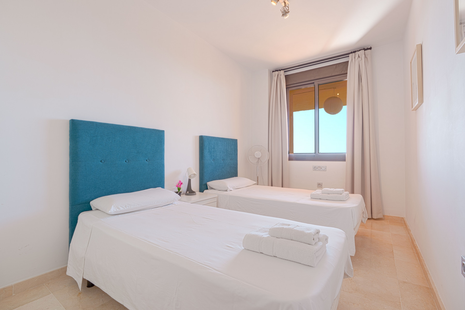 Stylish 2-bedroom, 2-bathroom apartment in the sought-after Calanova Sea Golf complex in La Cala de Mijas. It features a bright living room with access to a 22 m² terrace, fully equipped kitchen, modern furniture, underground parking