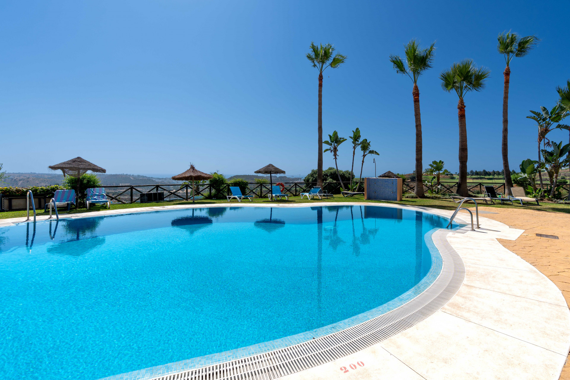 Stylish 2-bedroom, 2-bathroom apartment in the sought-after Calanova Sea Golf complex in La Cala de Mijas. It features a bright living room with access to a 22 m² terrace, fully equipped kitchen, modern furniture, underground parking