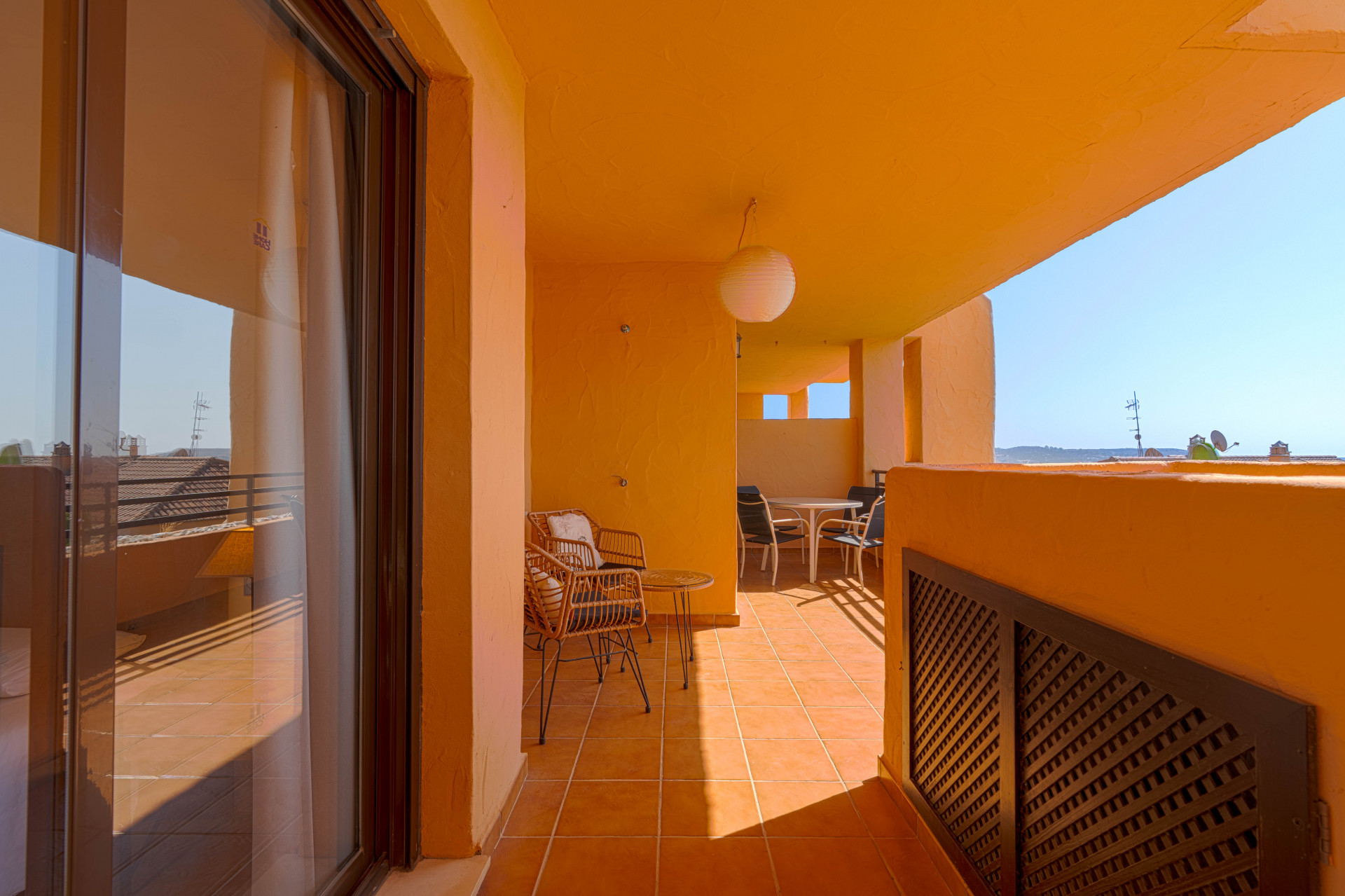 Stylish 2-bedroom, 2-bathroom apartment in the sought-after Calanova Sea Golf complex in La Cala de Mijas. It features a bright living room with access to a 22 m² terrace, fully equipped kitchen, modern furniture, underground parking