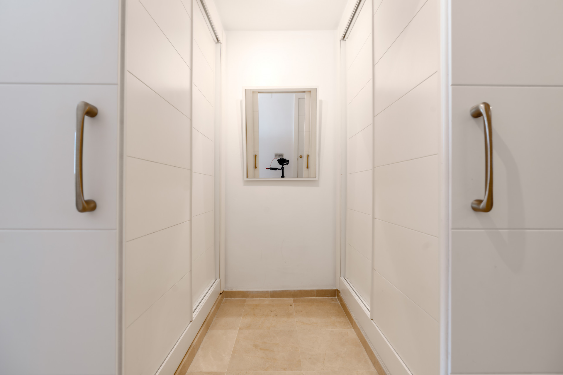 Stylish 2-bedroom, 2-bathroom apartment in the sought-after Calanova Sea Golf complex in La Cala de Mijas. It features a bright living room with access to a 22 m² terrace, fully equipped kitchen, modern furniture, underground parking