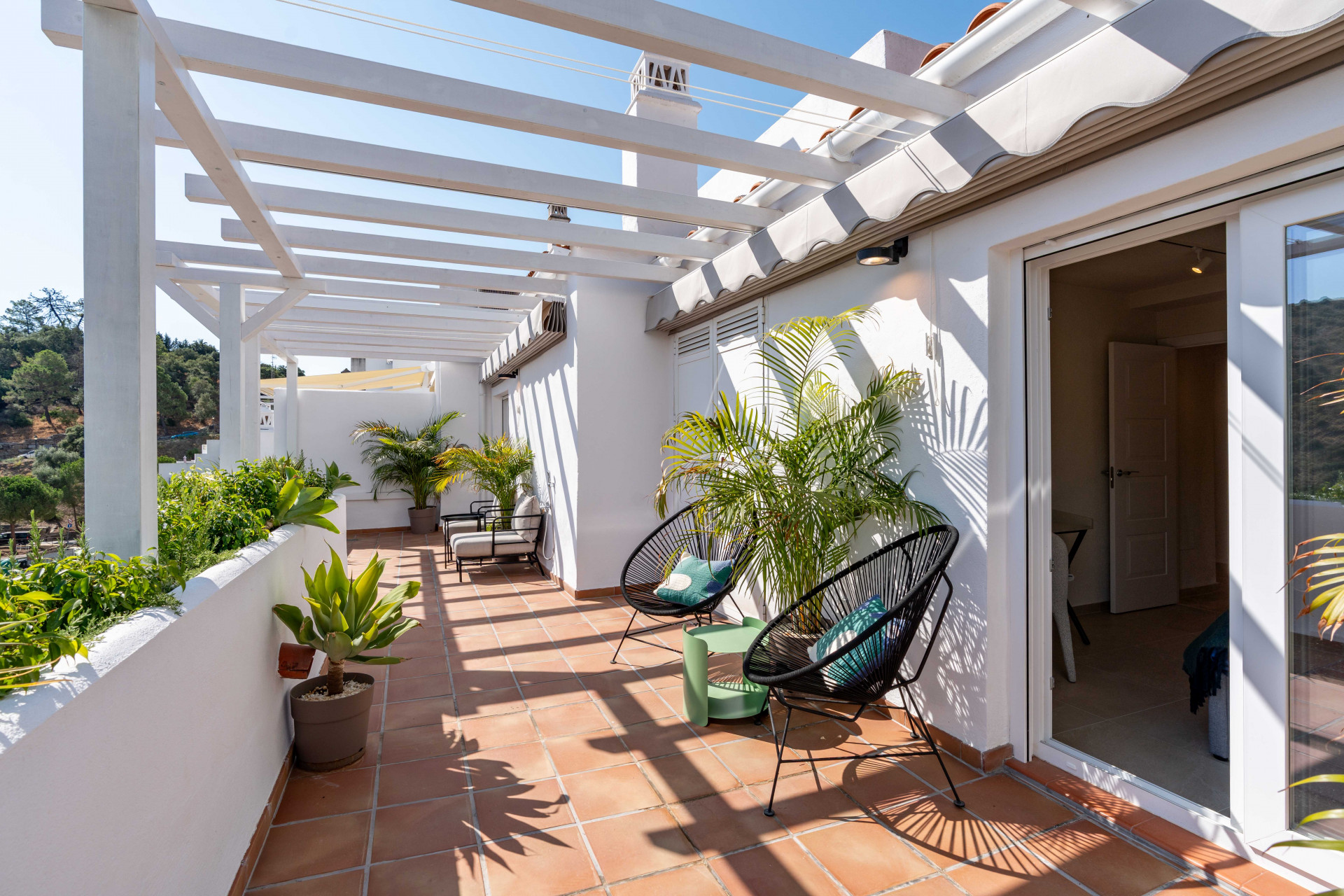 Stylish Renovated Penthouse with Sunny Terrace and Open Views – Benahavís