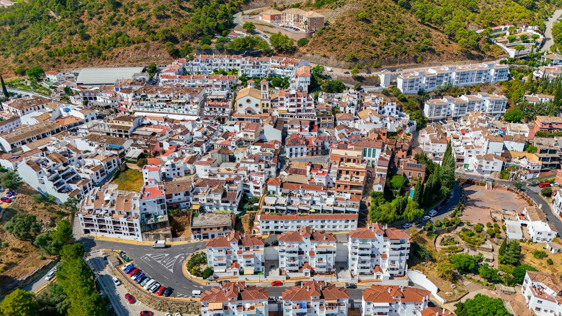 Stylish Renovated Penthouse with Sunny Terrace and Open Views – Benahavís