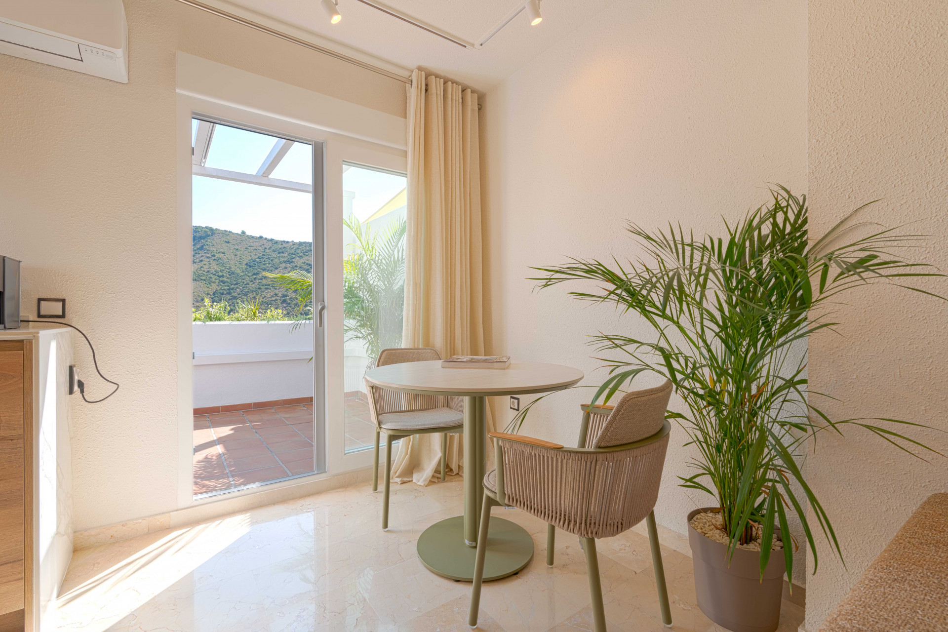 Stylish Renovated Penthouse with Sunny Terrace and Open Views – Benahavís