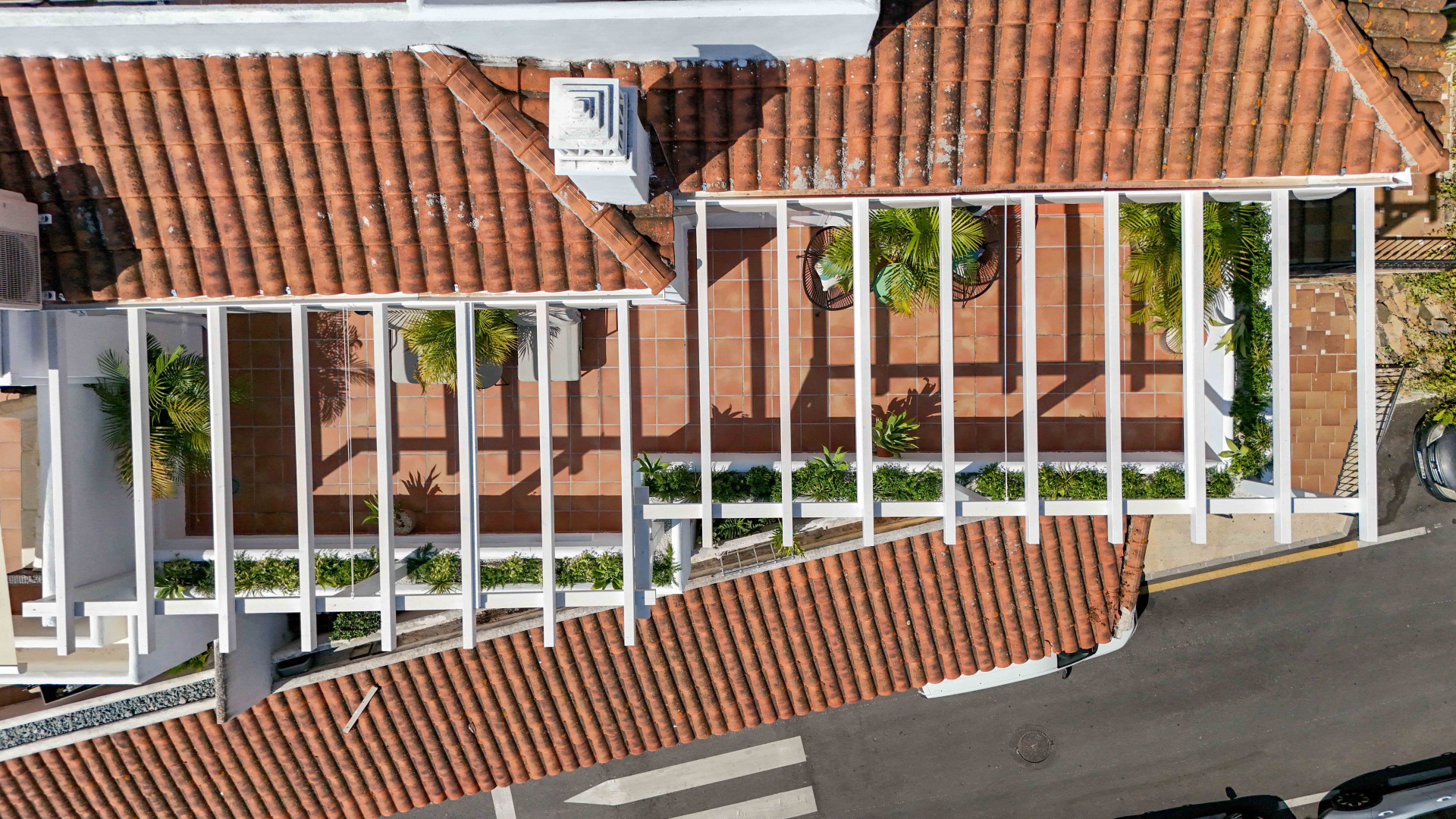 Stylish Renovated Penthouse with Sunny Terrace and Open Views – Benahavís