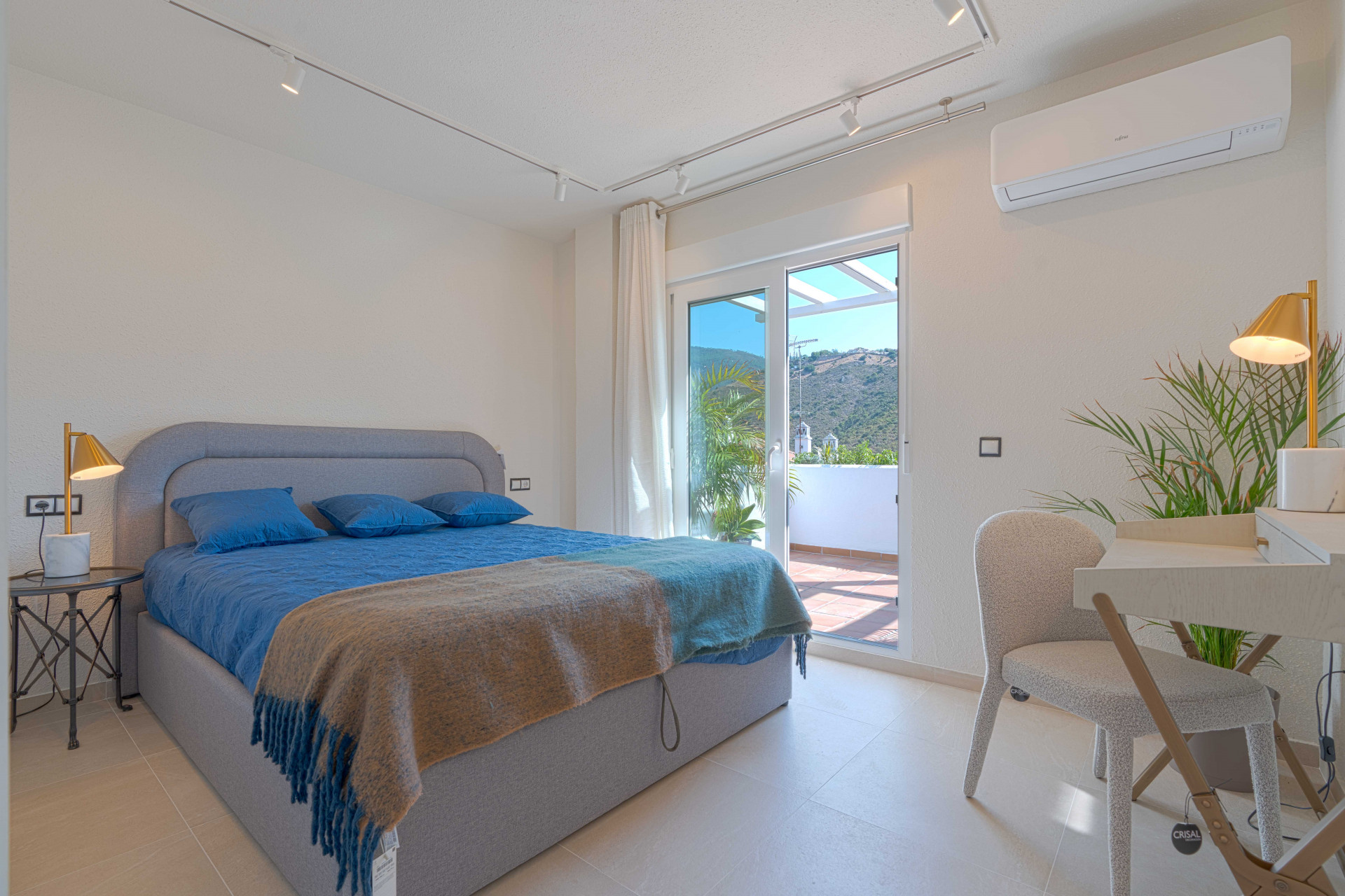 Stylish Renovated Penthouse with Sunny Terrace and Open Views – Benahavís