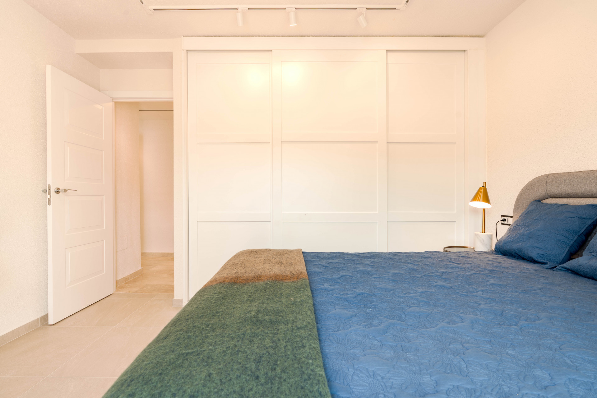 Stylish Renovated Penthouse with Sunny Terrace and Open Views – Benahavís