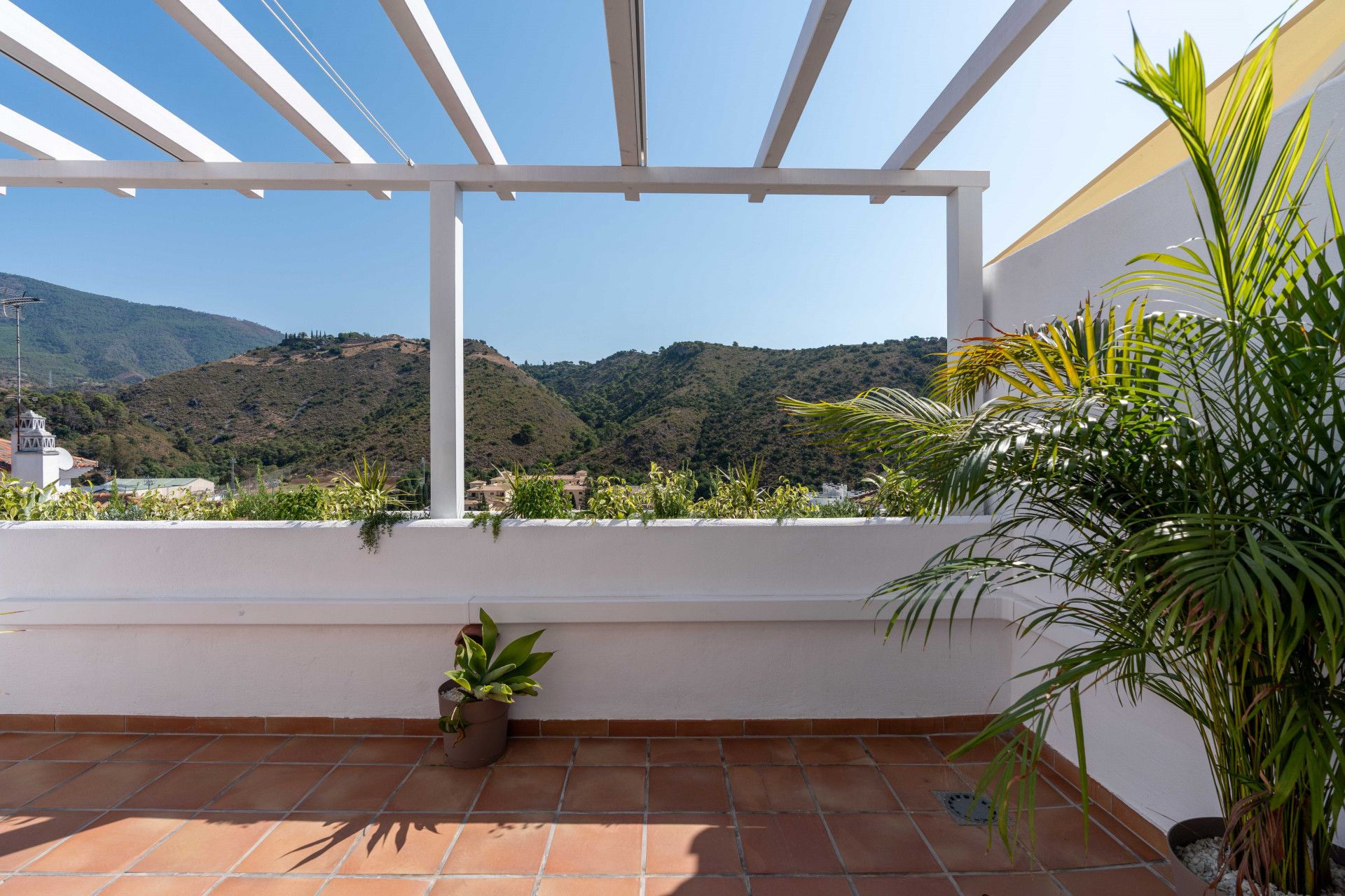 Stylish Renovated Penthouse with Sunny Terrace and Open Views – Benahavís