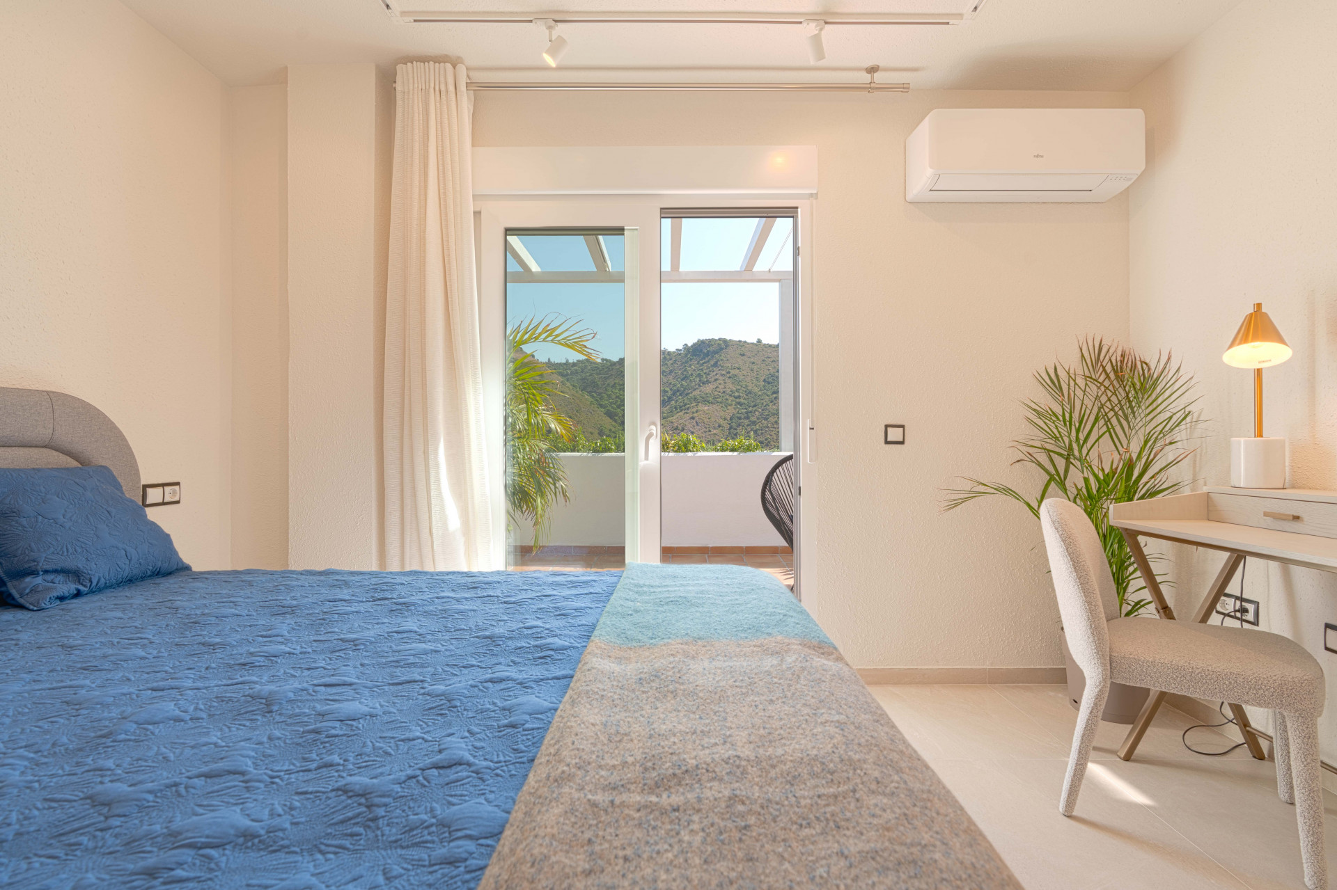 Stylish Renovated Penthouse with Sunny Terrace and Open Views – Benahavís