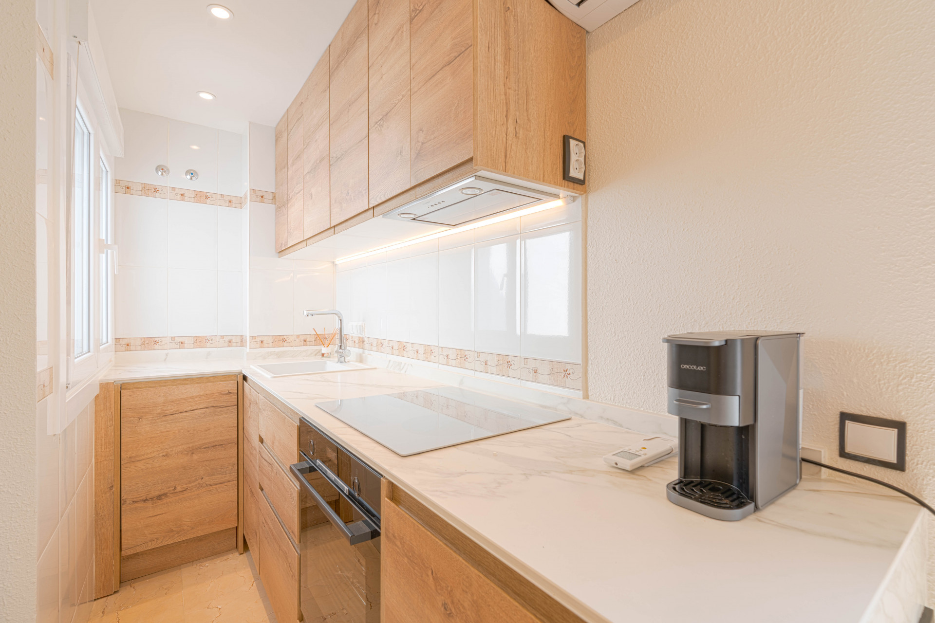 Stylish Renovated Penthouse with Sunny Terrace and Open Views – Benahavís