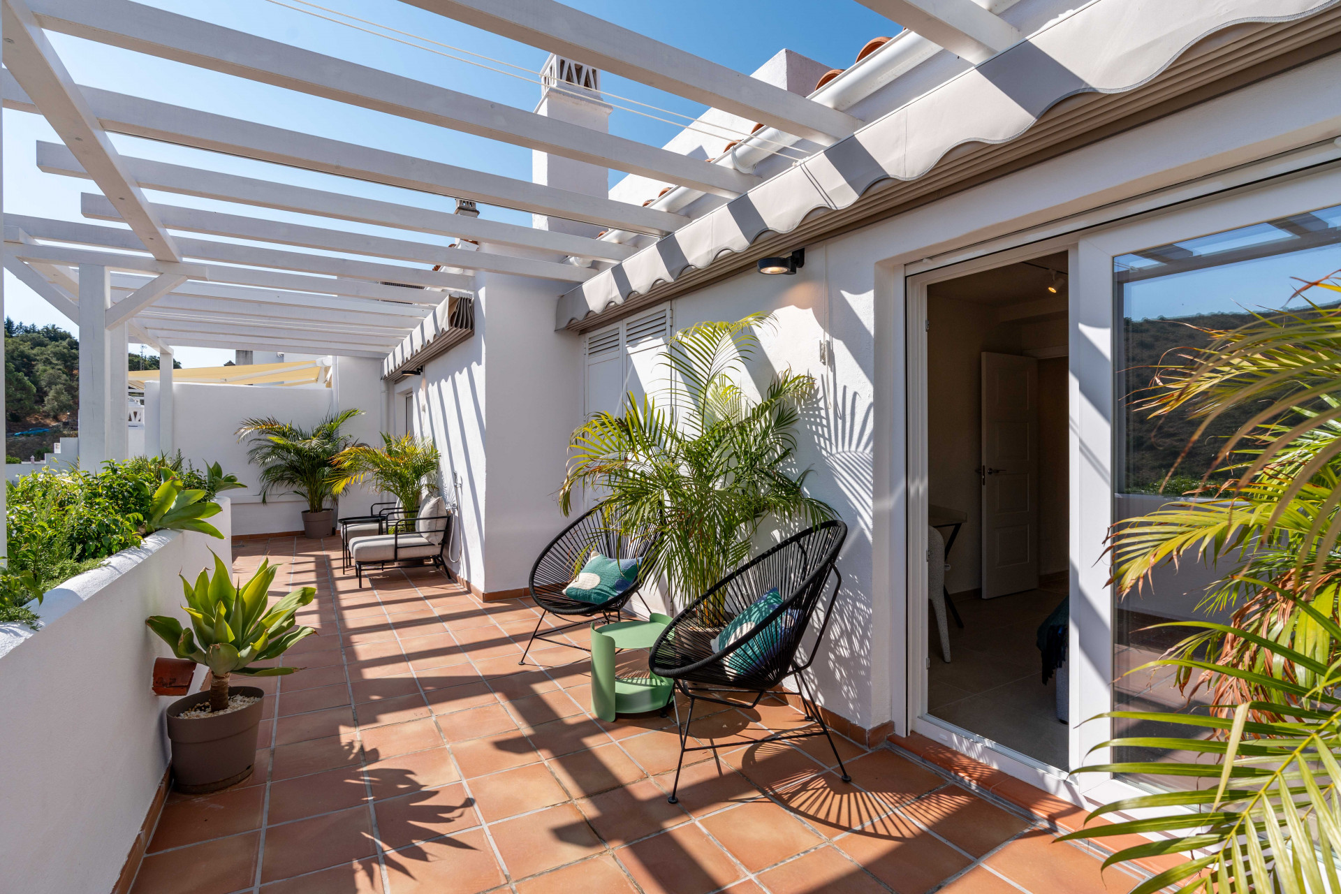 Stylish Renovated Penthouse with Sunny Terrace and Open Views – Benahavís