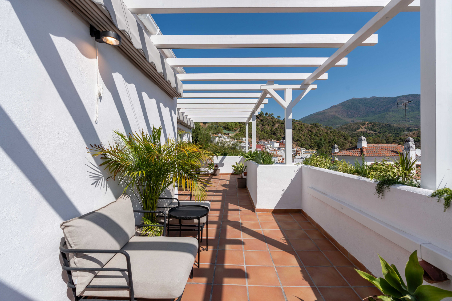 Stylish Renovated Penthouse with Sunny Terrace and Open Views – Benahavís