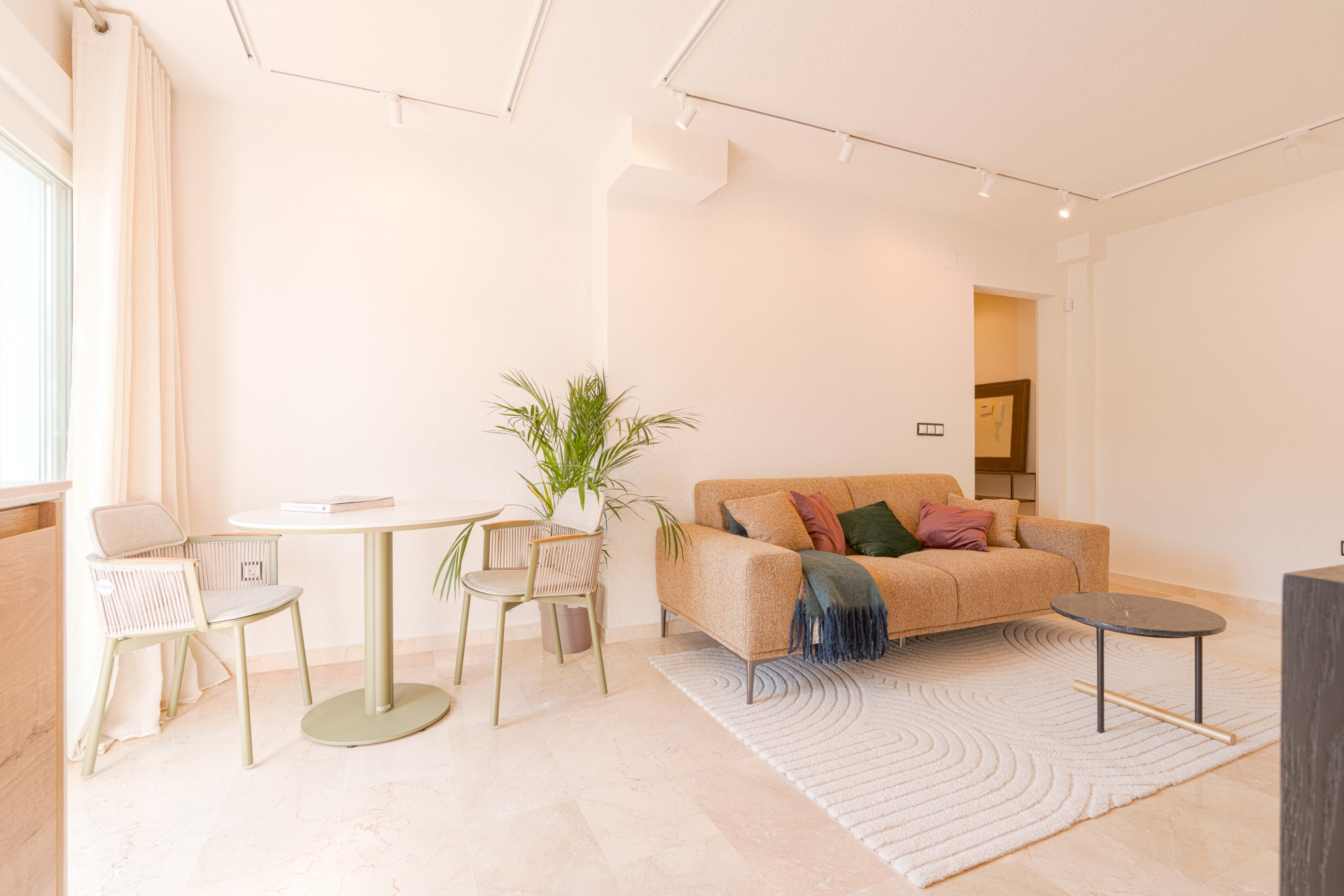 Stylish Renovated Penthouse with Sunny Terrace and Open Views – Benahavís