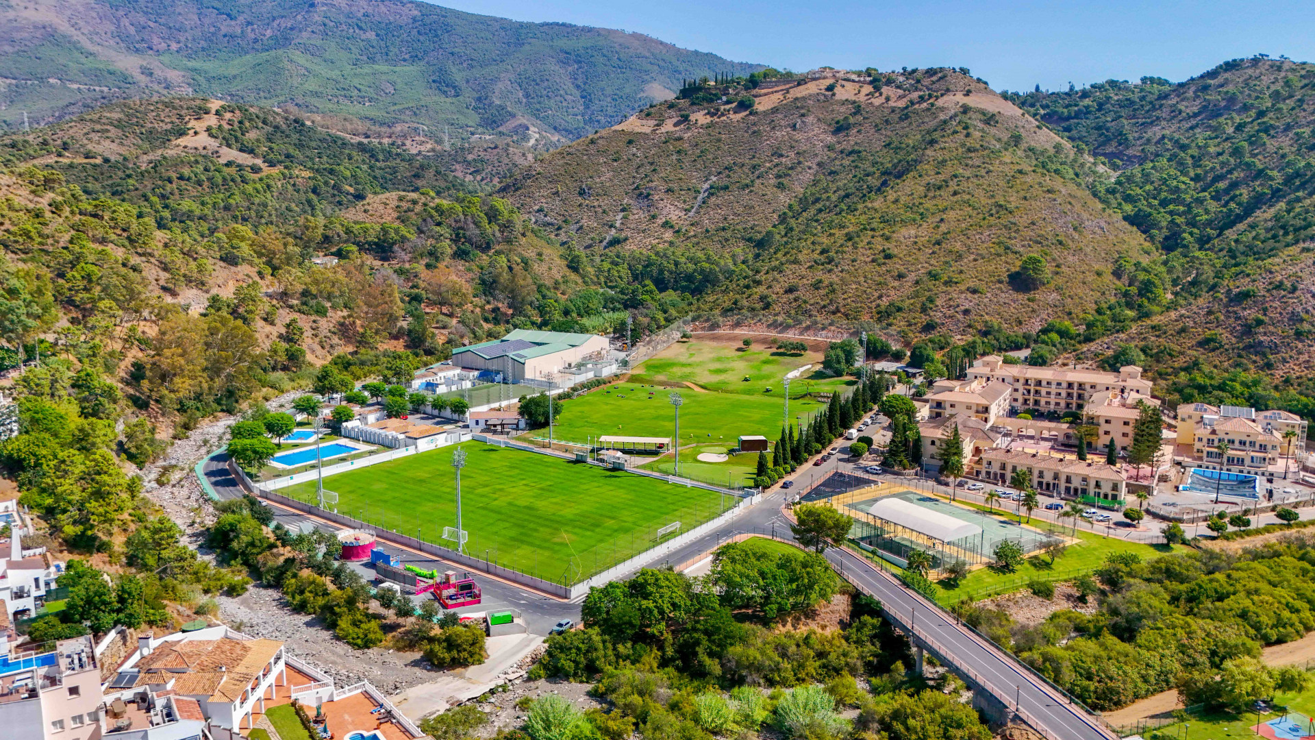 Stylish Renovated Penthouse with Sunny Terrace and Open Views – Benahavís