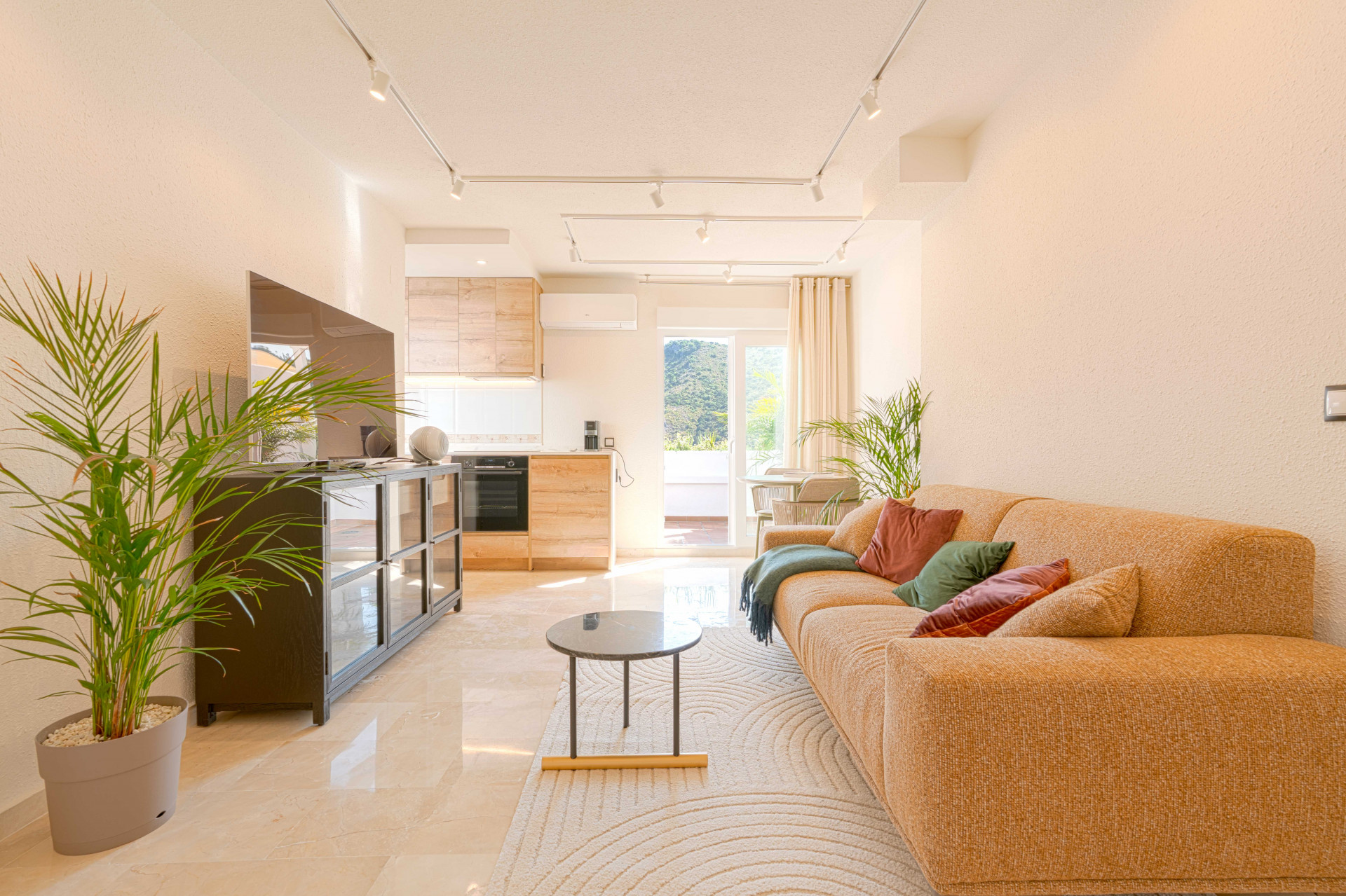 Stylish Renovated Penthouse with Sunny Terrace and Open Views – Benahavís