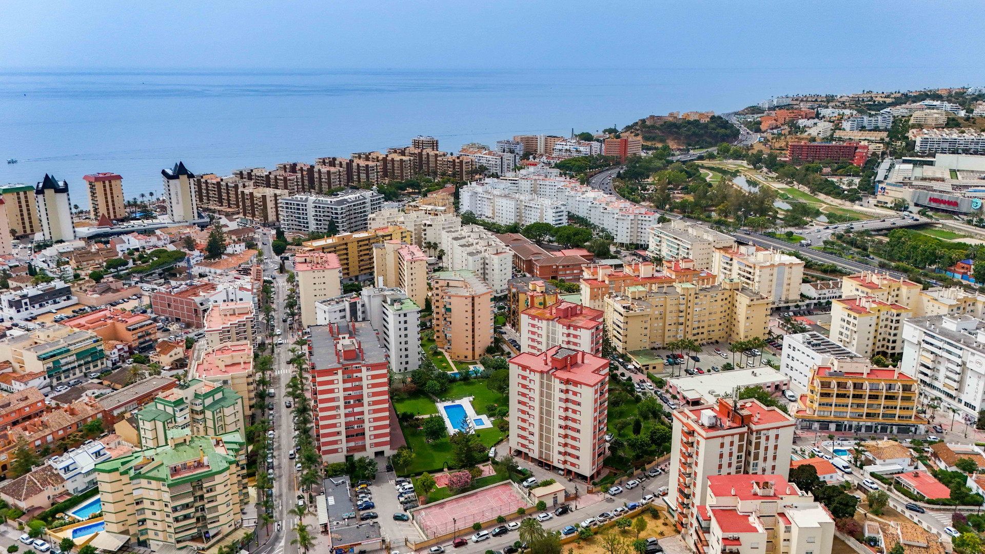 Luminoso piso reformado a solo 500 m de la playa de Fuengirola. 2 dormitorios + comedor, 2 baños, cocina amplia, balcón y zonas comunes con piscina y pista deportiva. Segunda planta con ascensor.